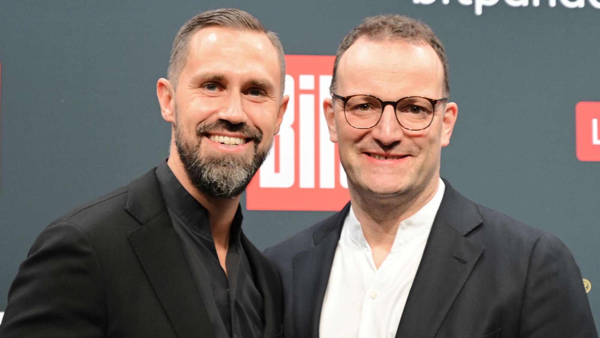 Jens Spahn (CDU, r.) und sein Mann Daniel Funke sind mit Hilfe einer Leihmutter Eltern geworden. (Archivbild)