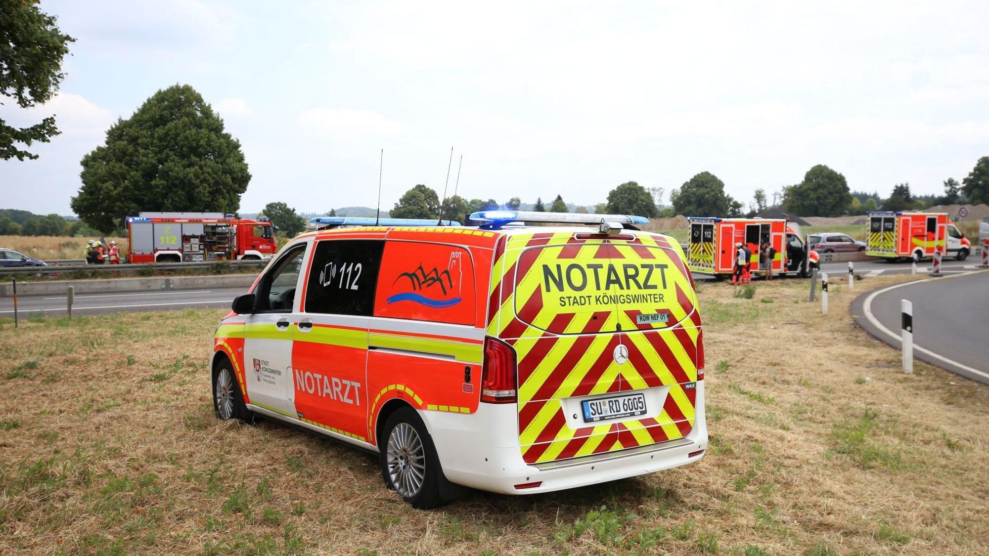 Rettungswagen, Feuerwehr und Notarztfahrzeuge an einer Autobahnzufahrt.