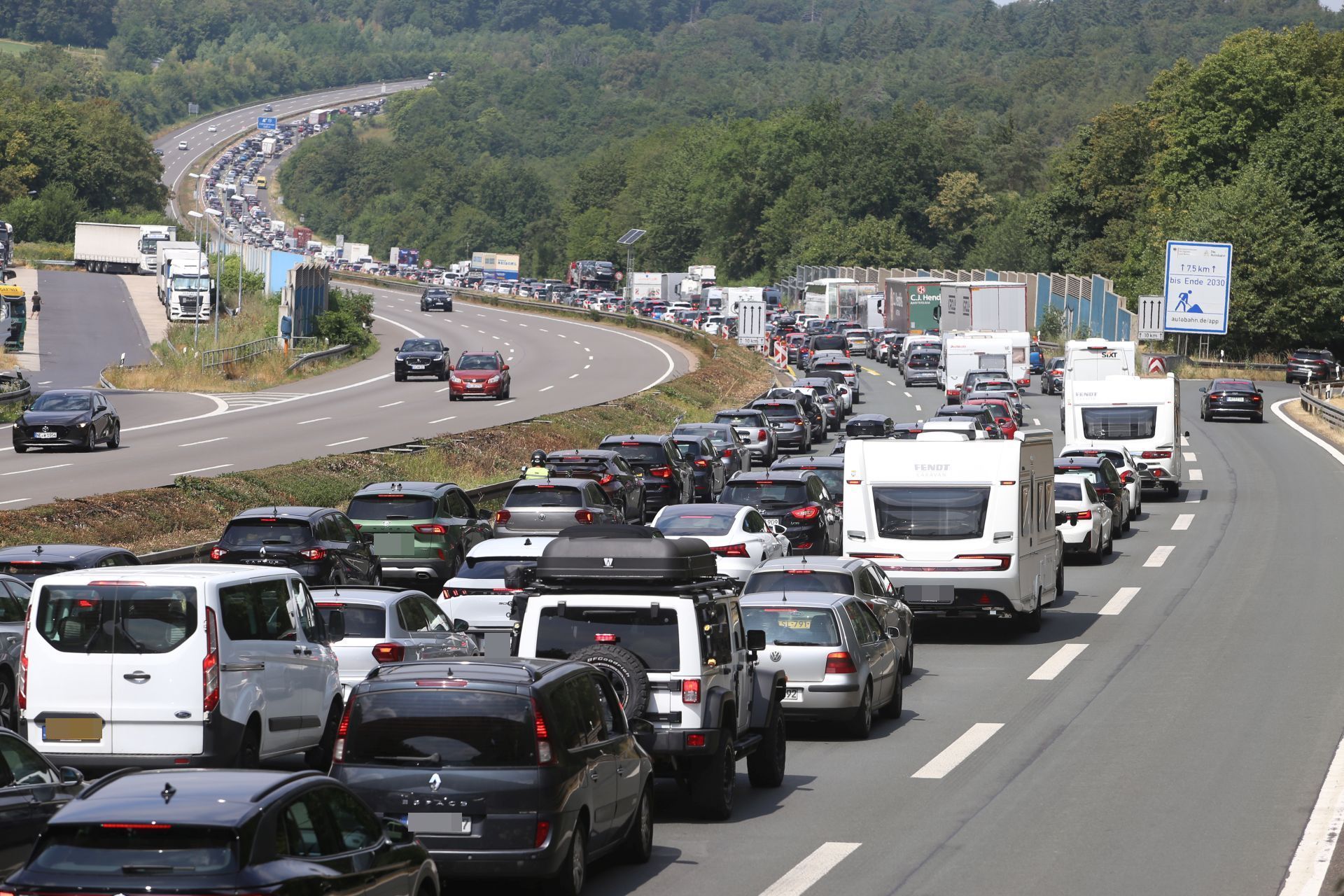 Autos im Stau auf einer Autobahn.