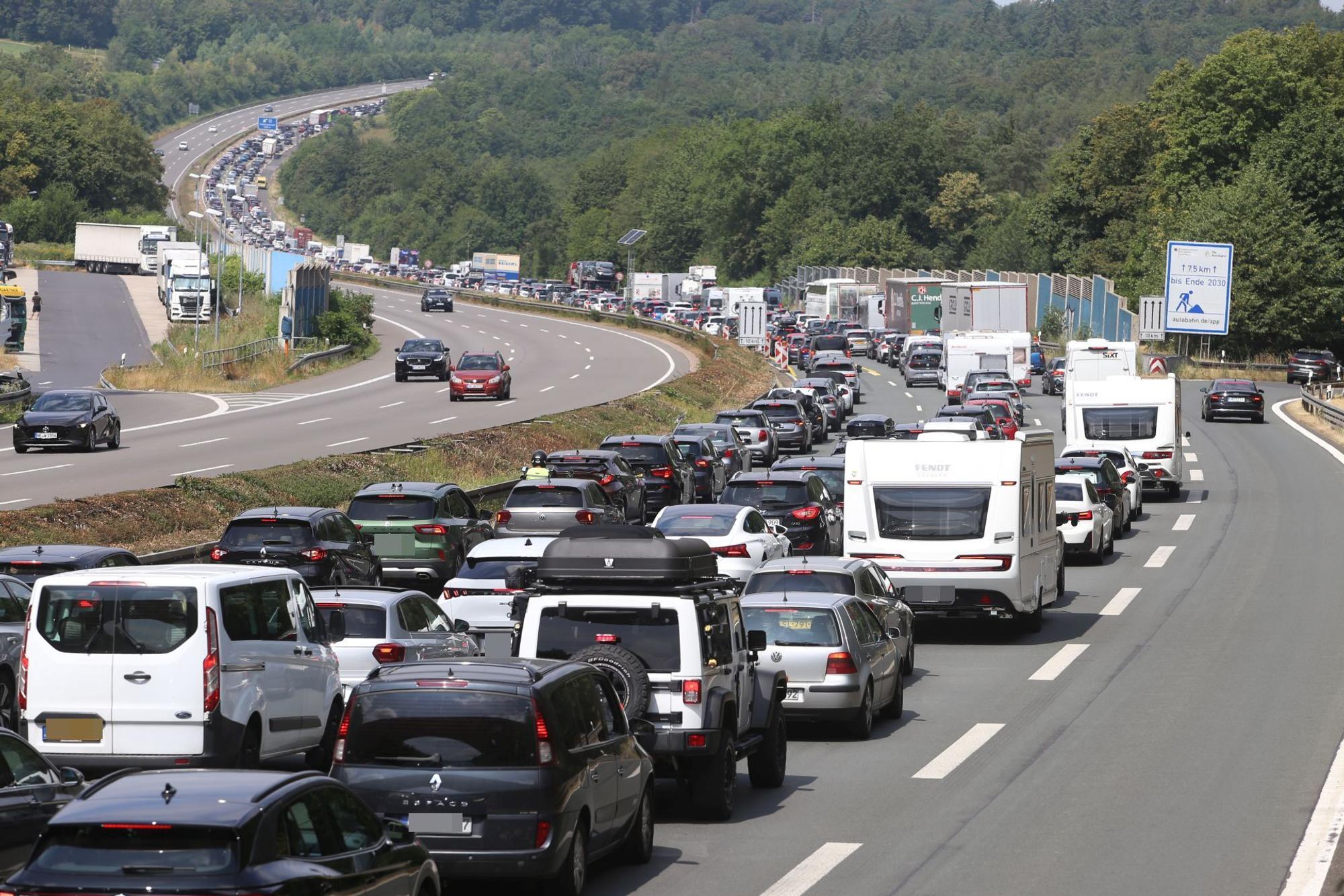 Autos im Stau auf einer Autobahn.