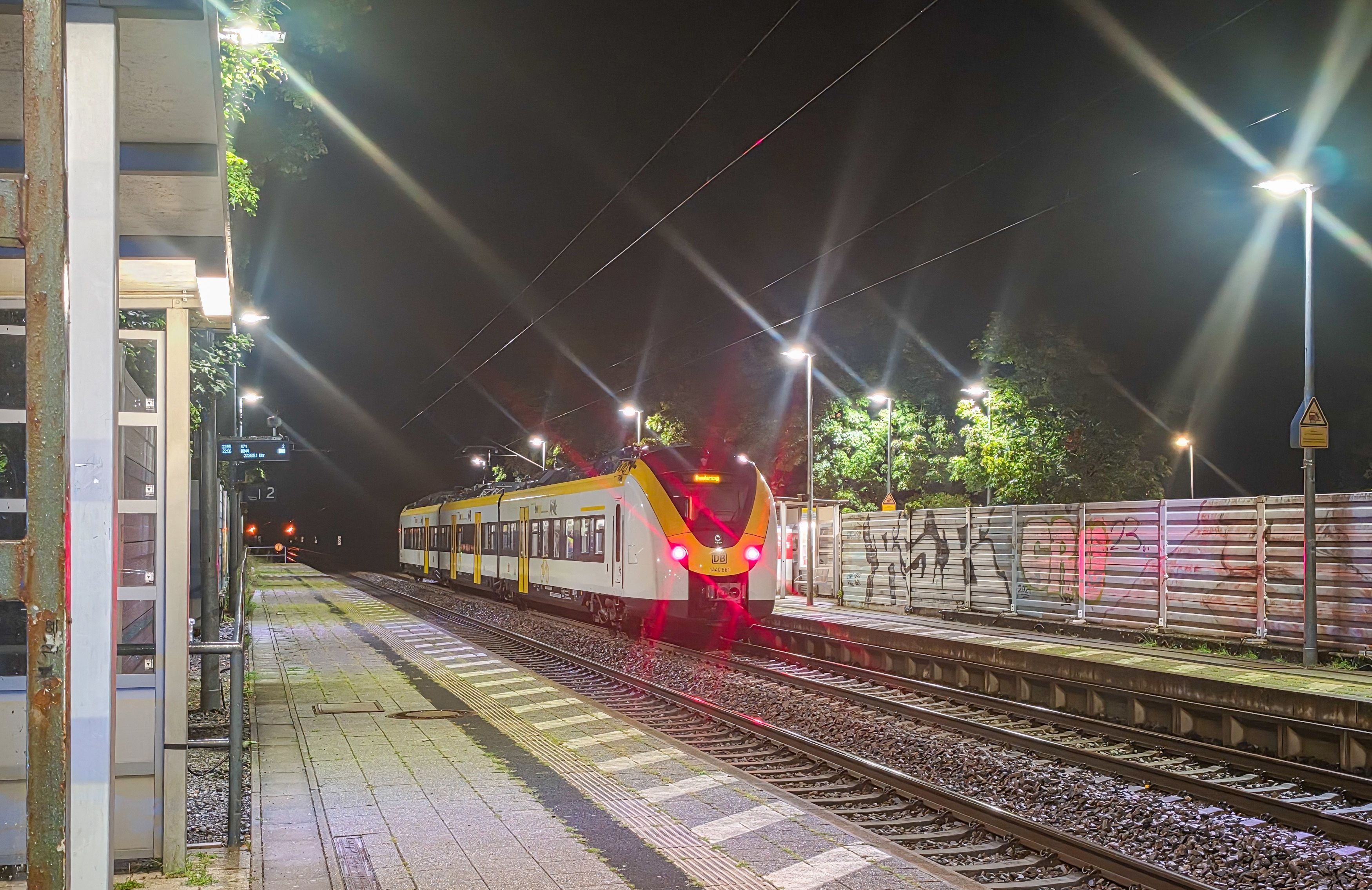 Ein Zug steht nach einem Notfall am Bahnhof in Ettlingen-Bruchhausen. Kurz vor dem Bahnhof ist ein Sicherheitsmitarbeiter der Deutschen Bahn bei einer gewaltsamen Auseinandersetzung aus einem fahrenden Zug gestürzt und lebensgefährlich verletzt worden.