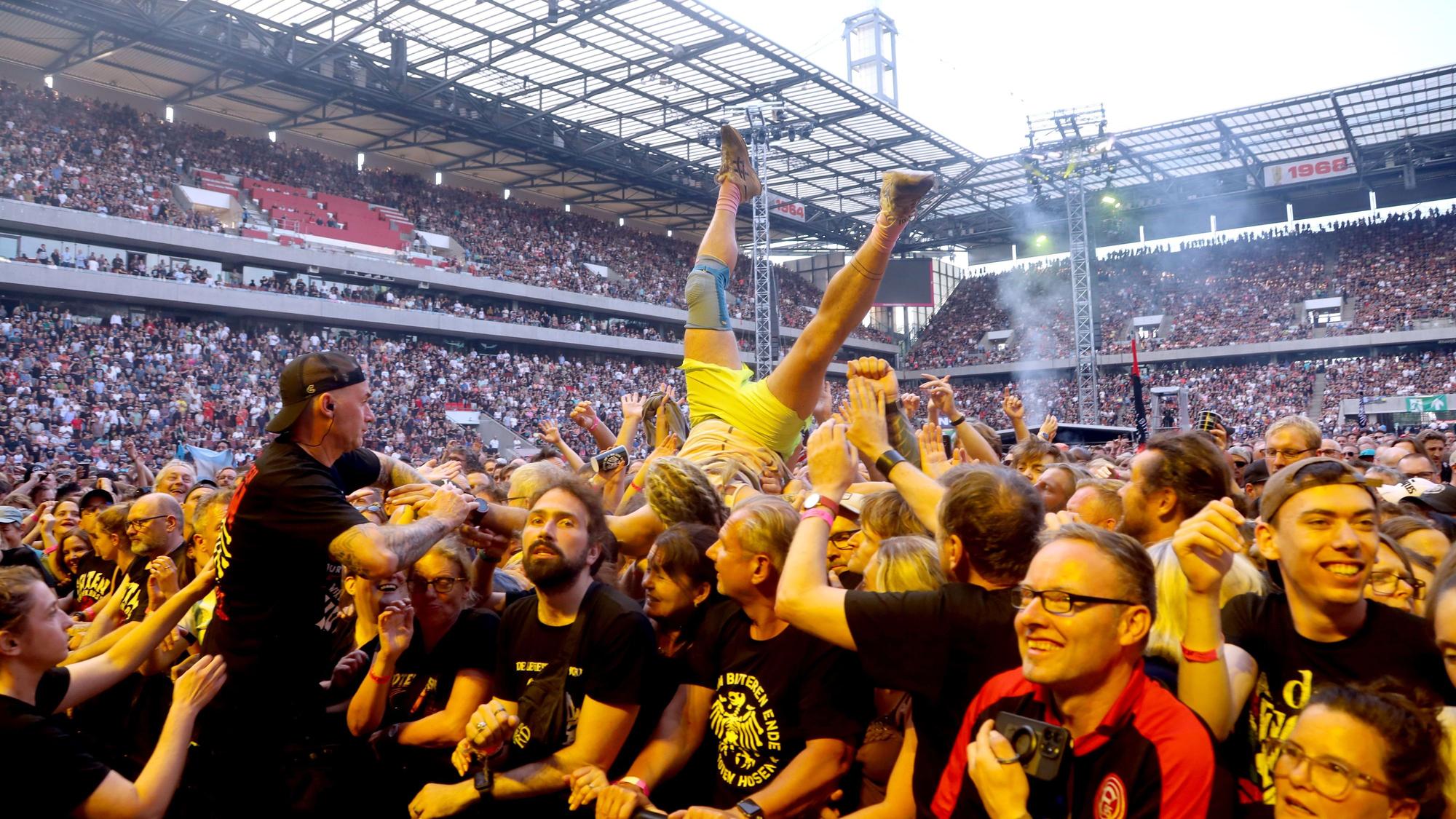 17.07.2026, Köln: Die Toten Hosen spielen Open-Air-Konzert im Rhein-Energie-Stadion.