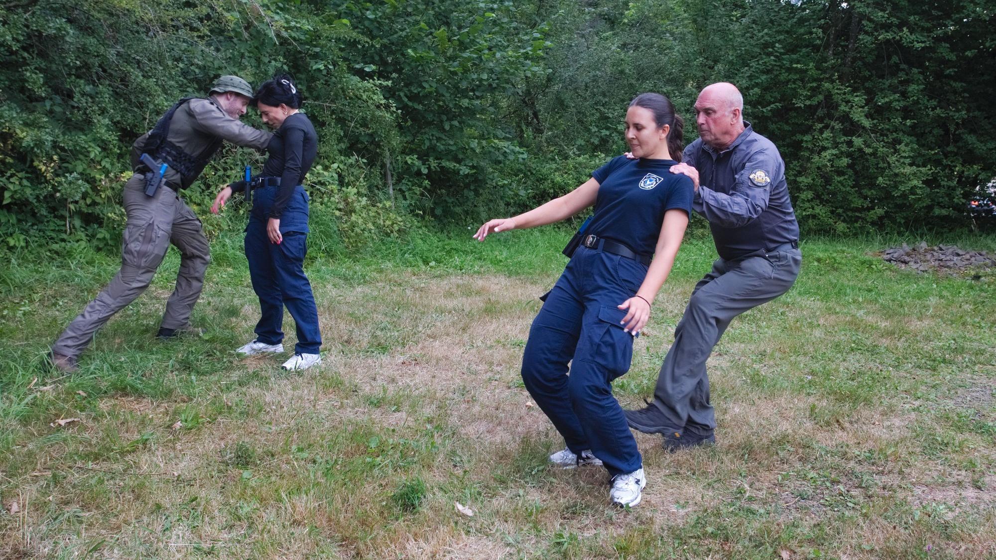 Eine Übung im Rahmen eines Polizeitrainings auf einer Wiese.