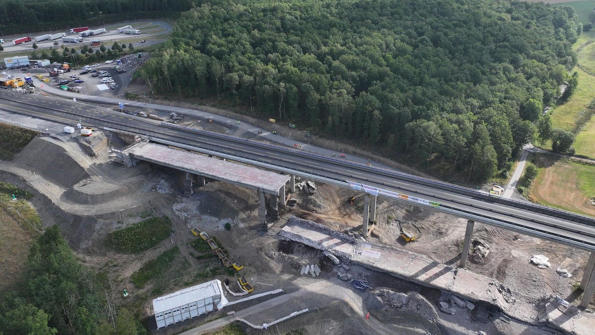 Nach der ersten Sprengung: Links zu sehen sind die vier Säulen mit der Fahrbahnplatte darauf, die außerplanmäßig stehengeblieben sind.