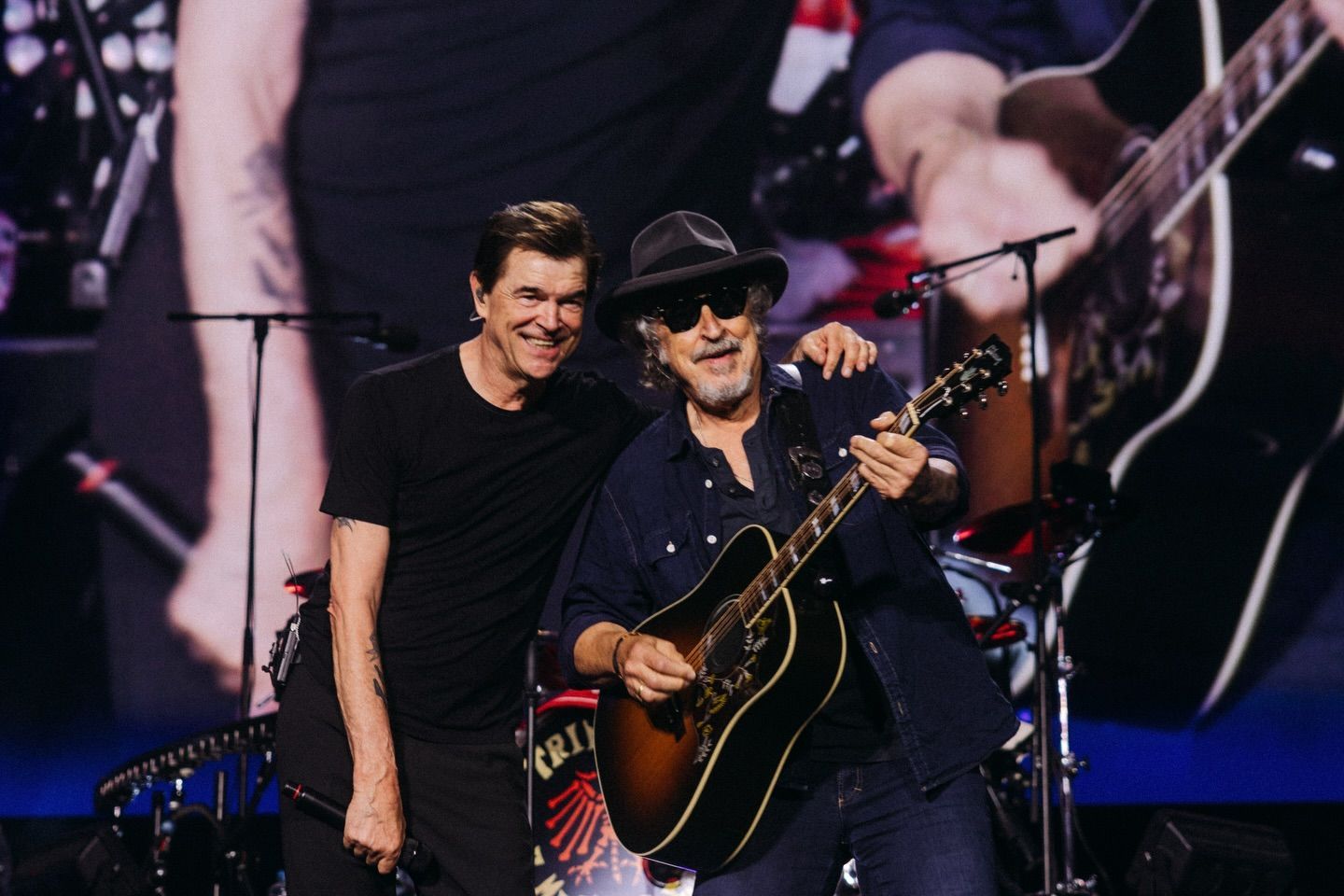 Campino (l.) holte BAP-Frontmann Wolfgang Niedecken beim zweiten Konzert der Toten Hosen am Samstag (18. Juli 2026) auf die Bühne des Rhein-Energie-Stadions..
