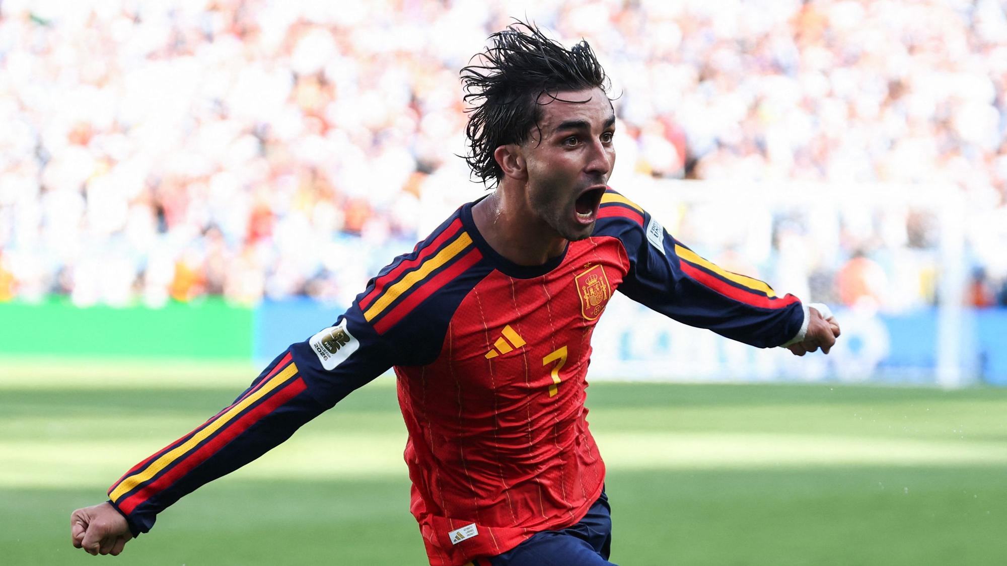 Ferran Torres jubelt über sein Tor.