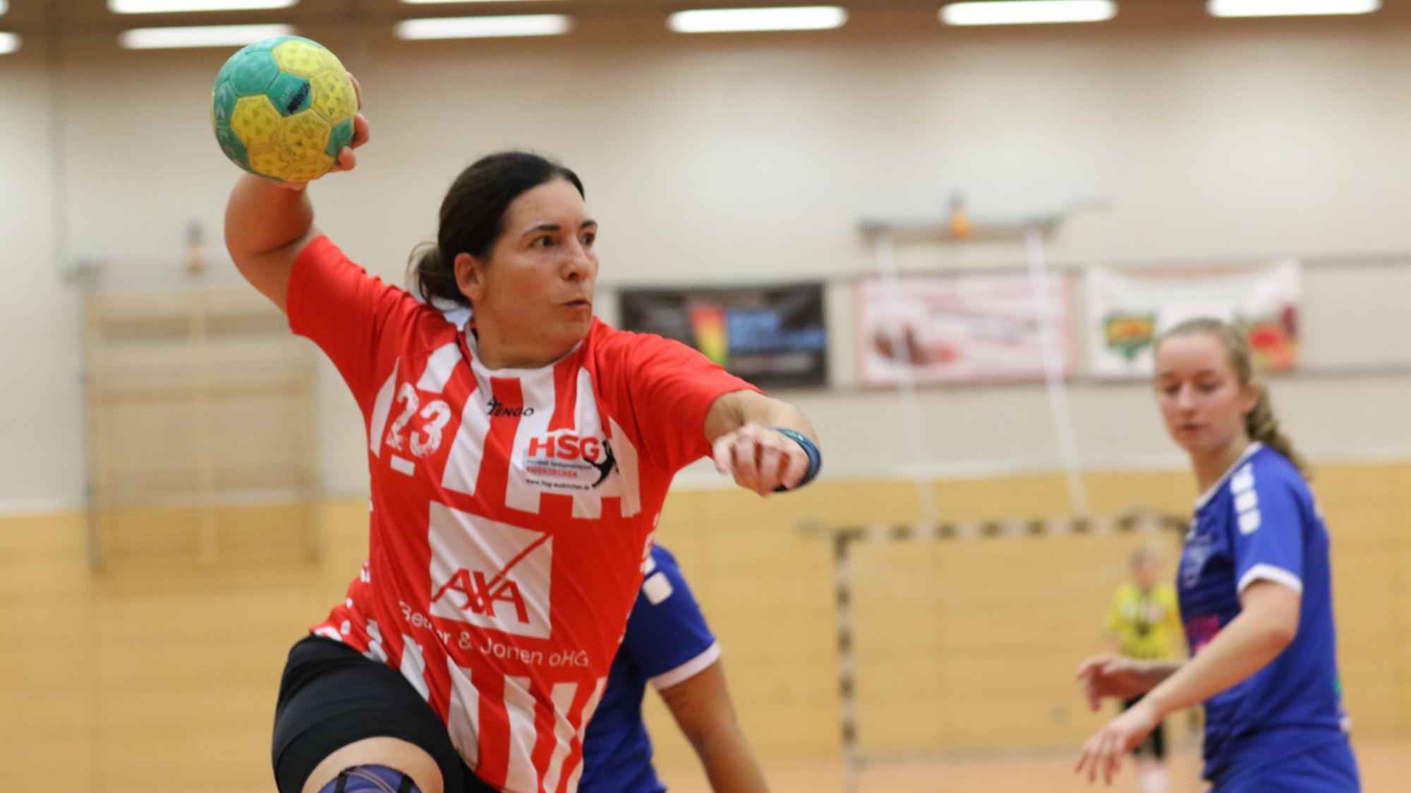 Eine Handballerin beim Wurf.