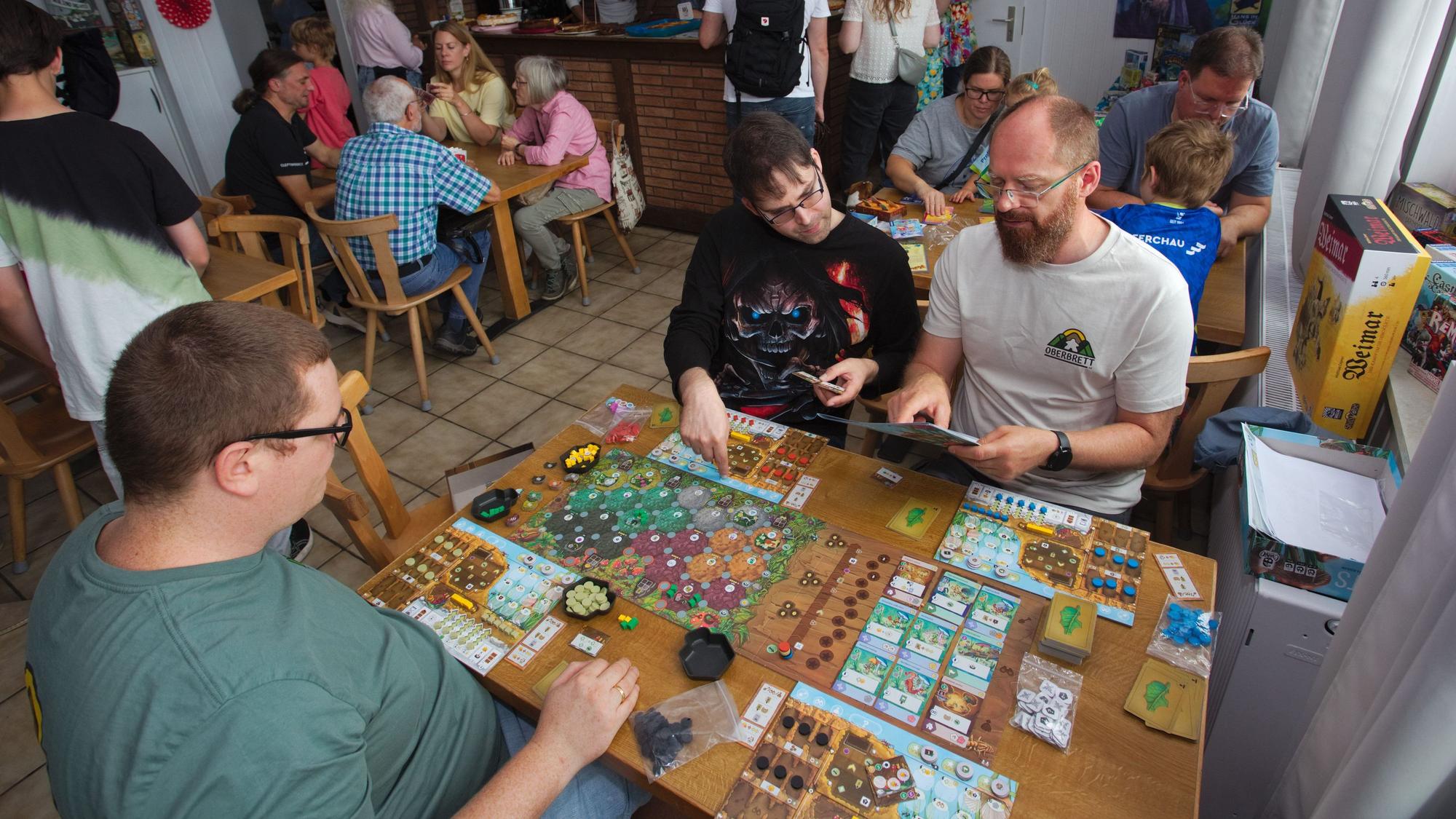 Ein Blick auf die Spieletische.