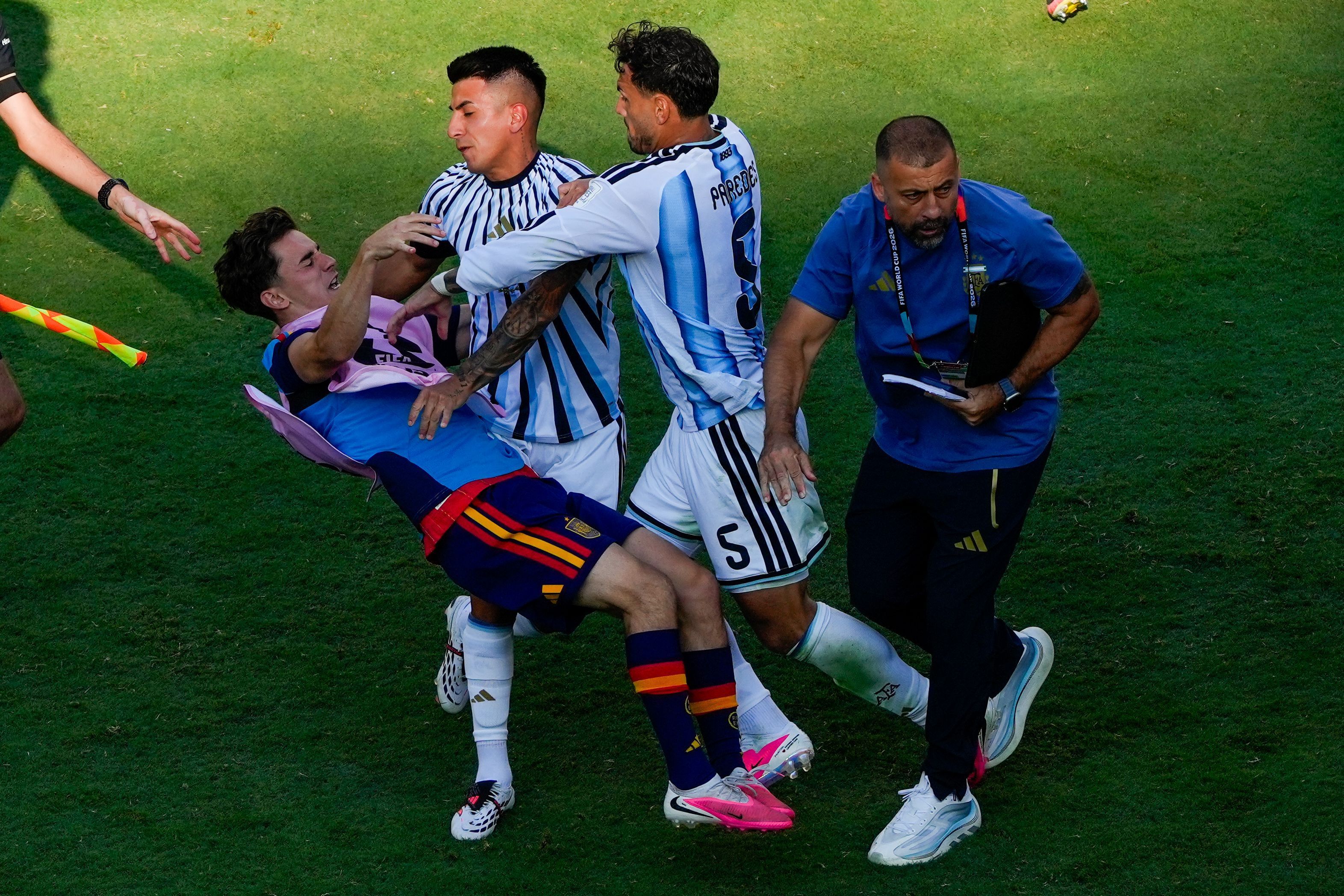 Pr-gelei-nach-WM-Finale-Argentinier-kassiert-nach-dem-Abpfiff-noch-Rot