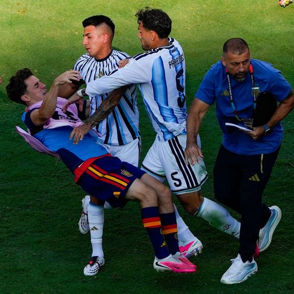 Leandro Paredes schubst Gavi um.
