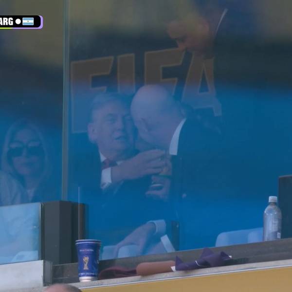 Donald Trump fasst den WM-Pokal an.