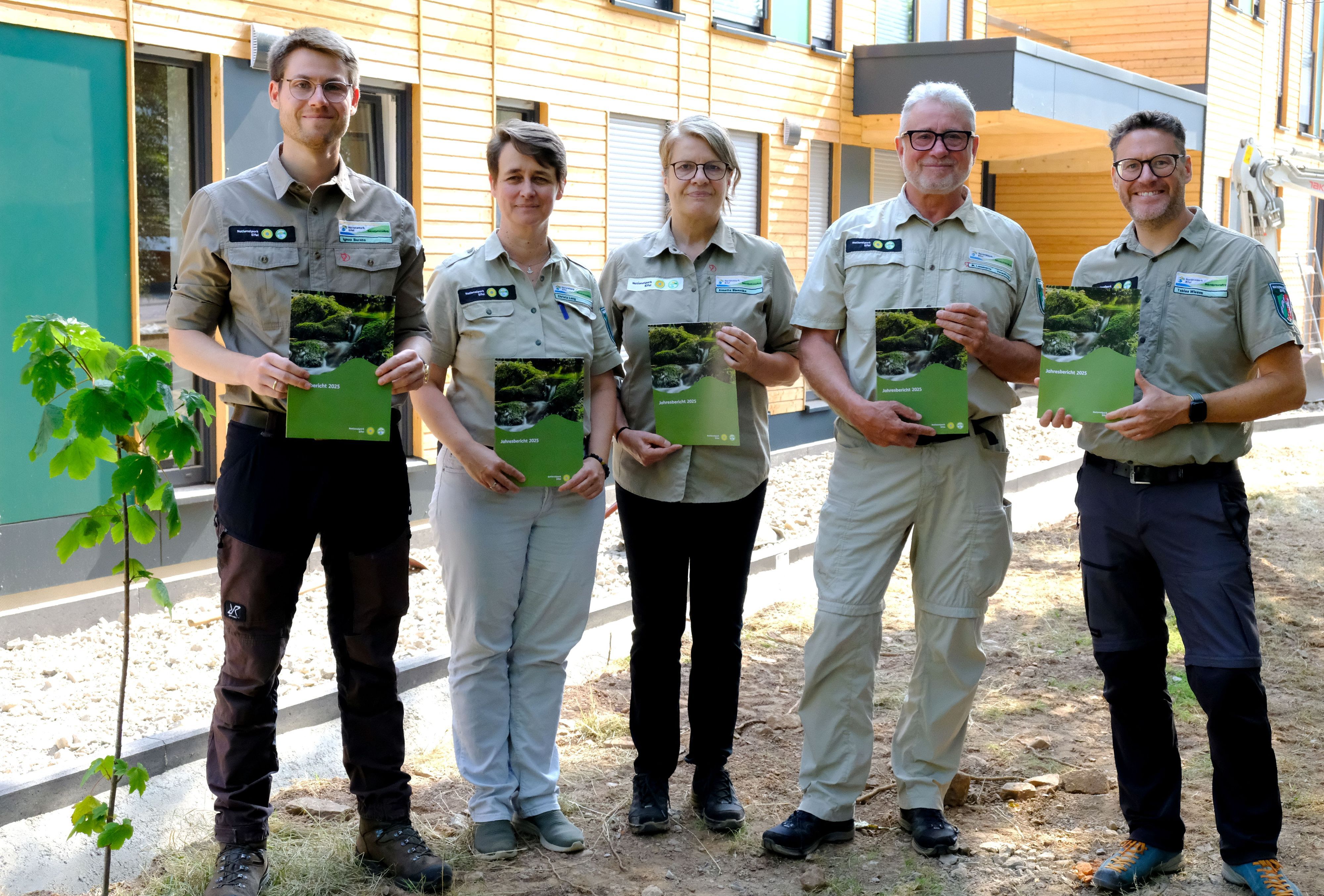 Das Bild zeigt Ignaz Berens, Dr. Christa Lang, Annette Simantke, Michael Lammertz und Tobias Wiesen, die jeweils ein Exemplar des Jahresberichts halten.