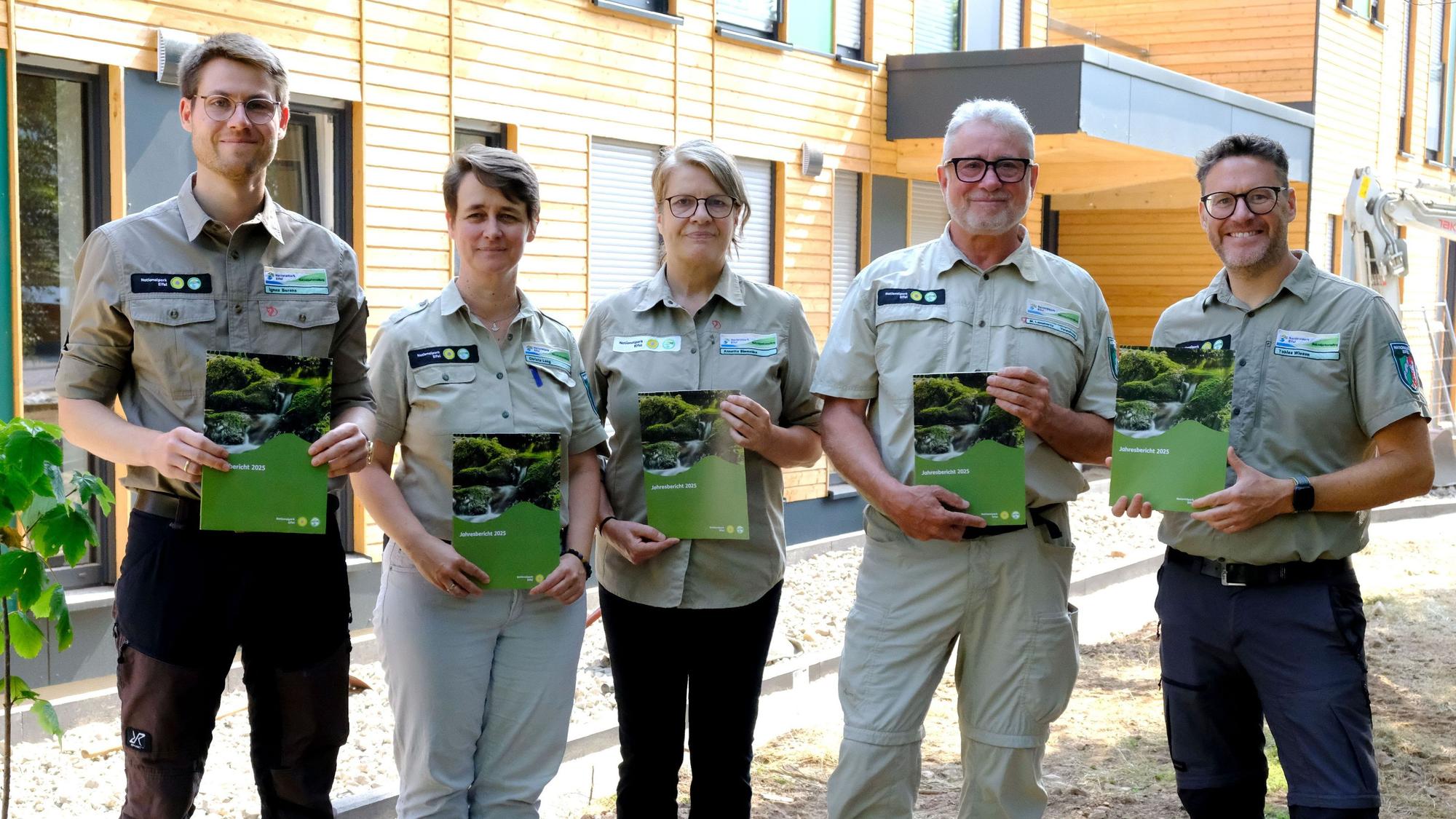 Das Bild zeigt Ignaz Berens, Dr. Christa Lang, Annette Simantke, Michael Lammertz und Tobias Wiesen, die jeweils ein Exemplar des Jahresberichts halten.