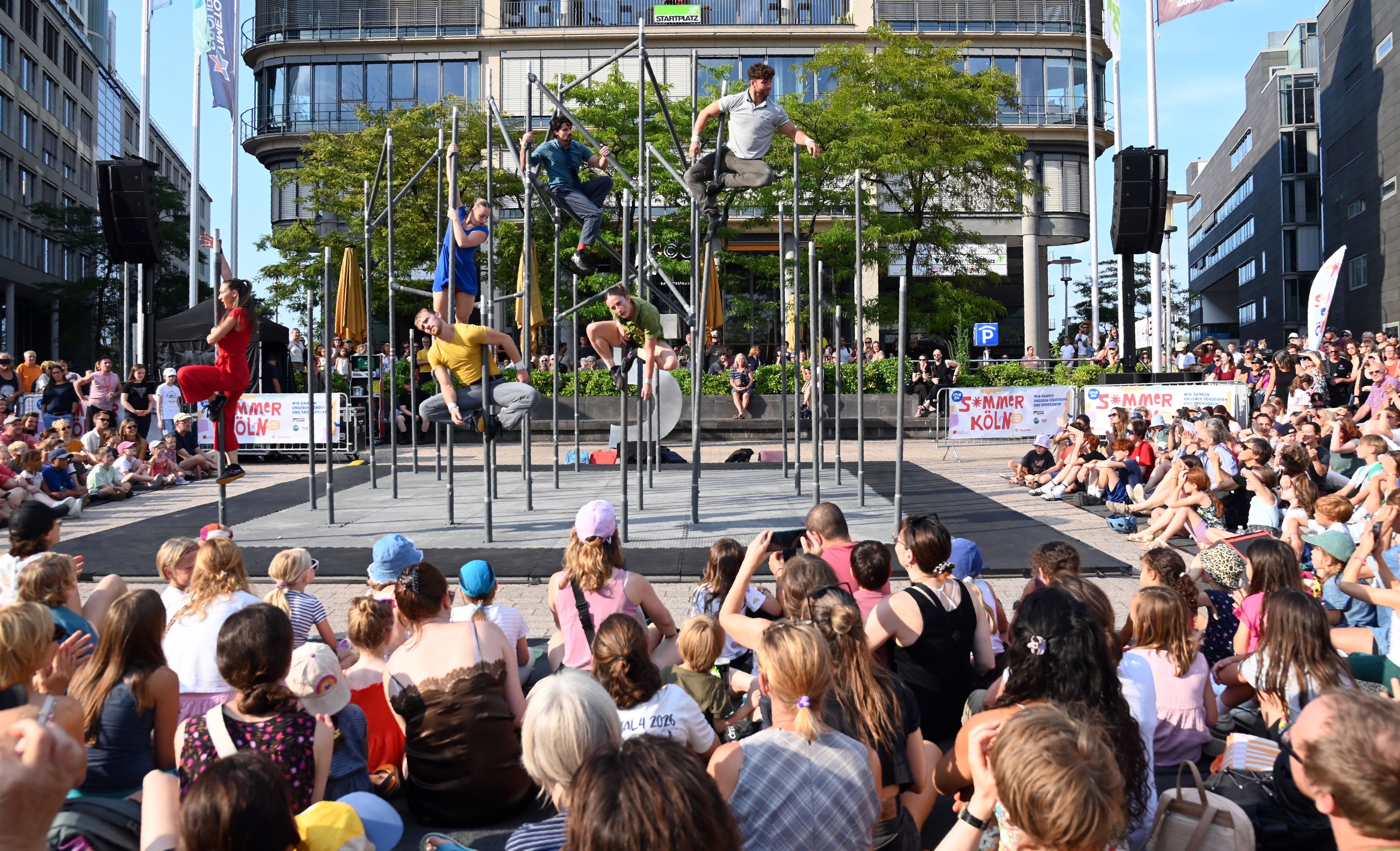 Im-Mediapark-Sommer-K-ln-startet-mit-spektakul-rer-Akrobatik