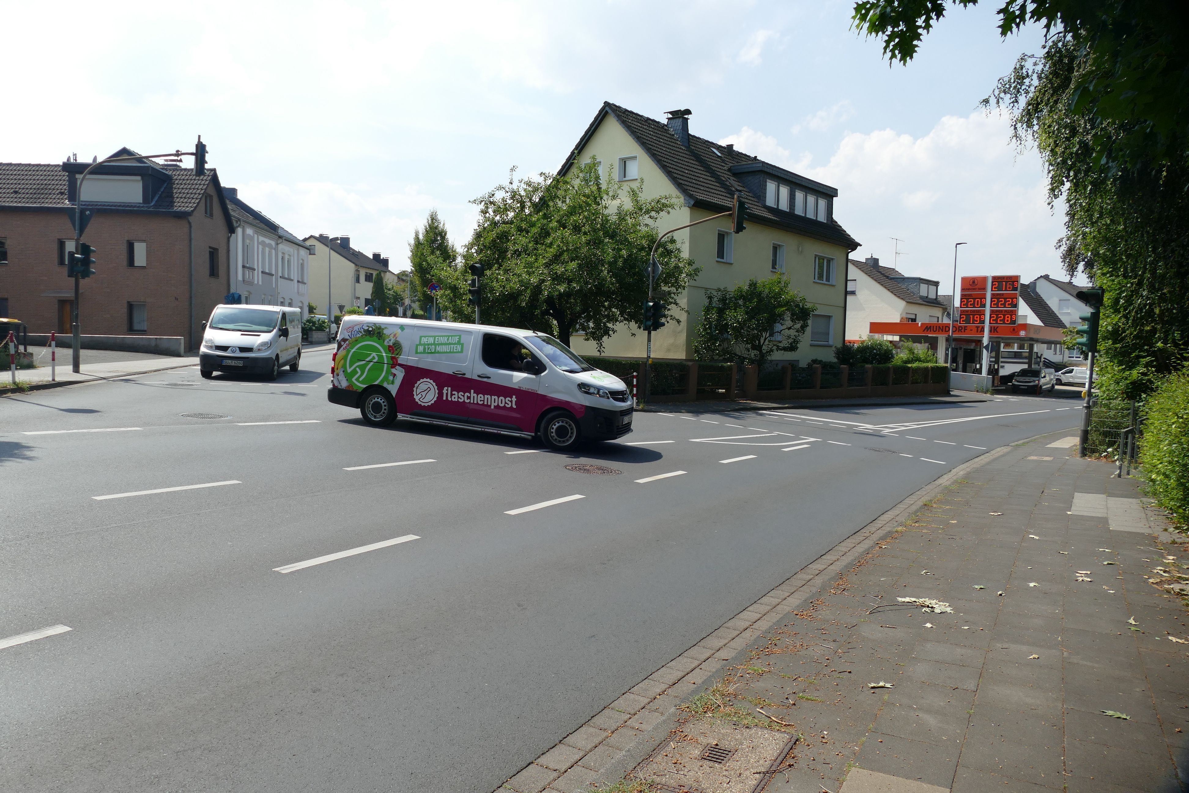 Eine Straßenkreuzung in einem Wohngebiet.