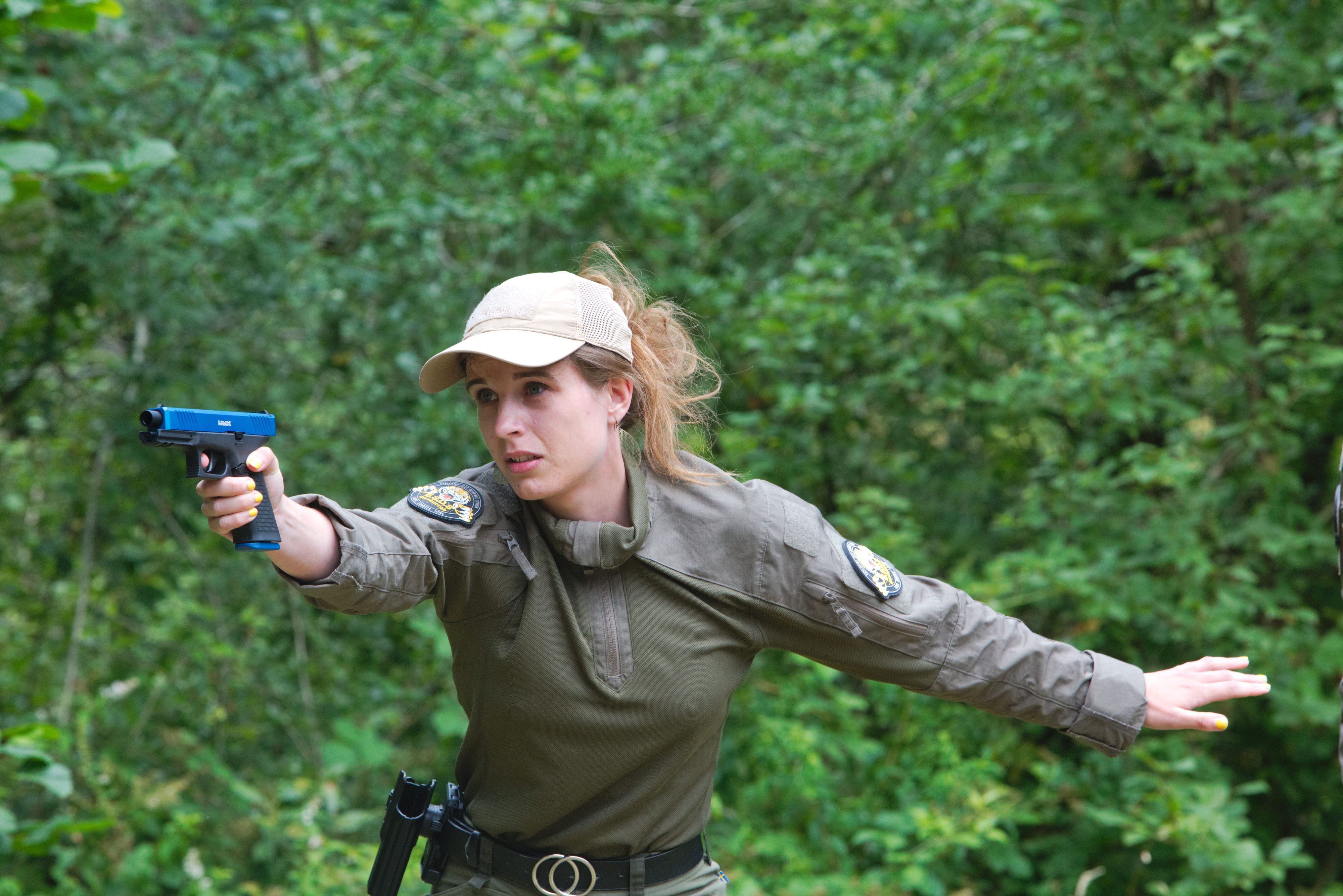 Eine Polizistin mit Waffe in der Hand bei einem Schusstraining.