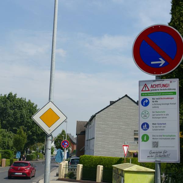 Verkehrsschilder mit Hinweisen zur Verkehrsführung.