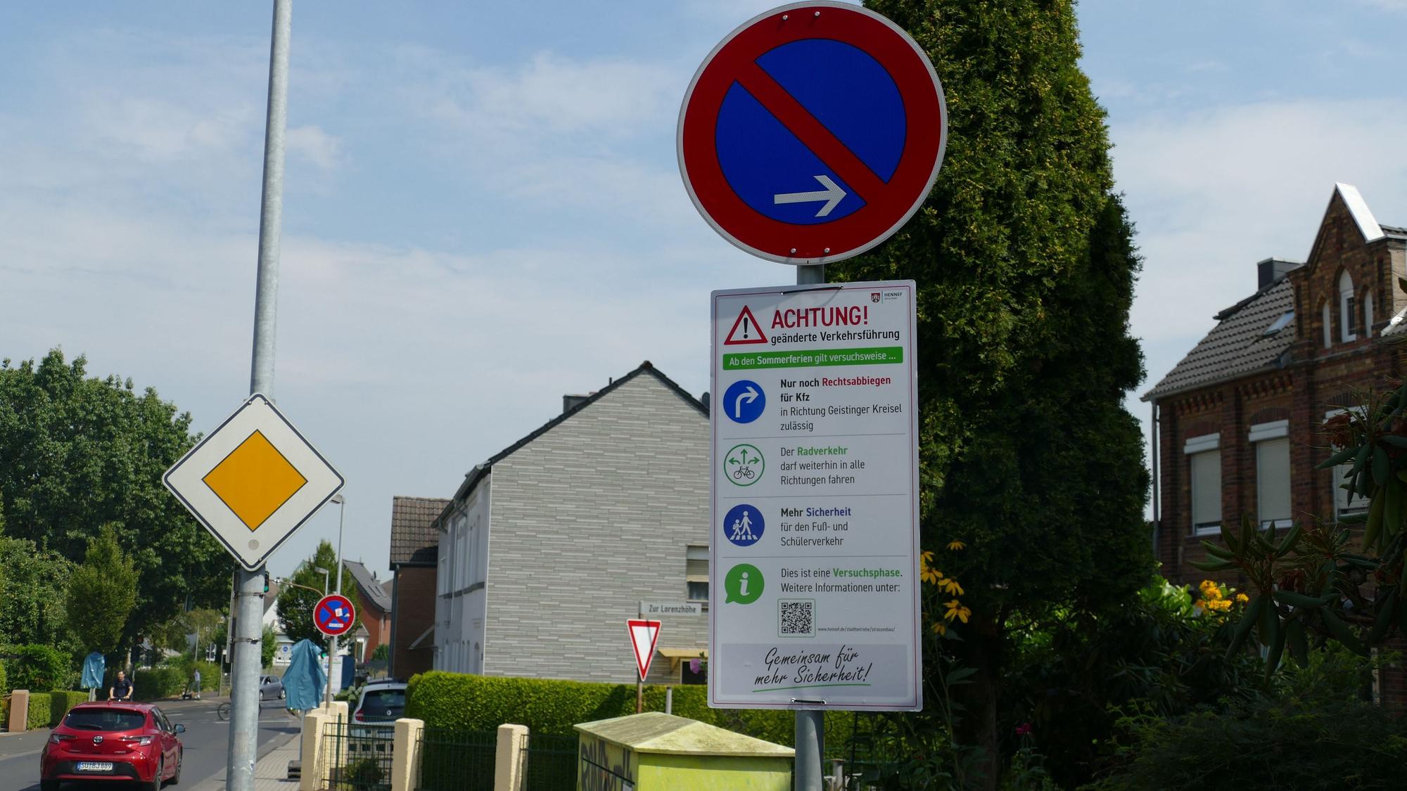 Verkehrsschilder mit Hinweisen zur Verkehrsführung.