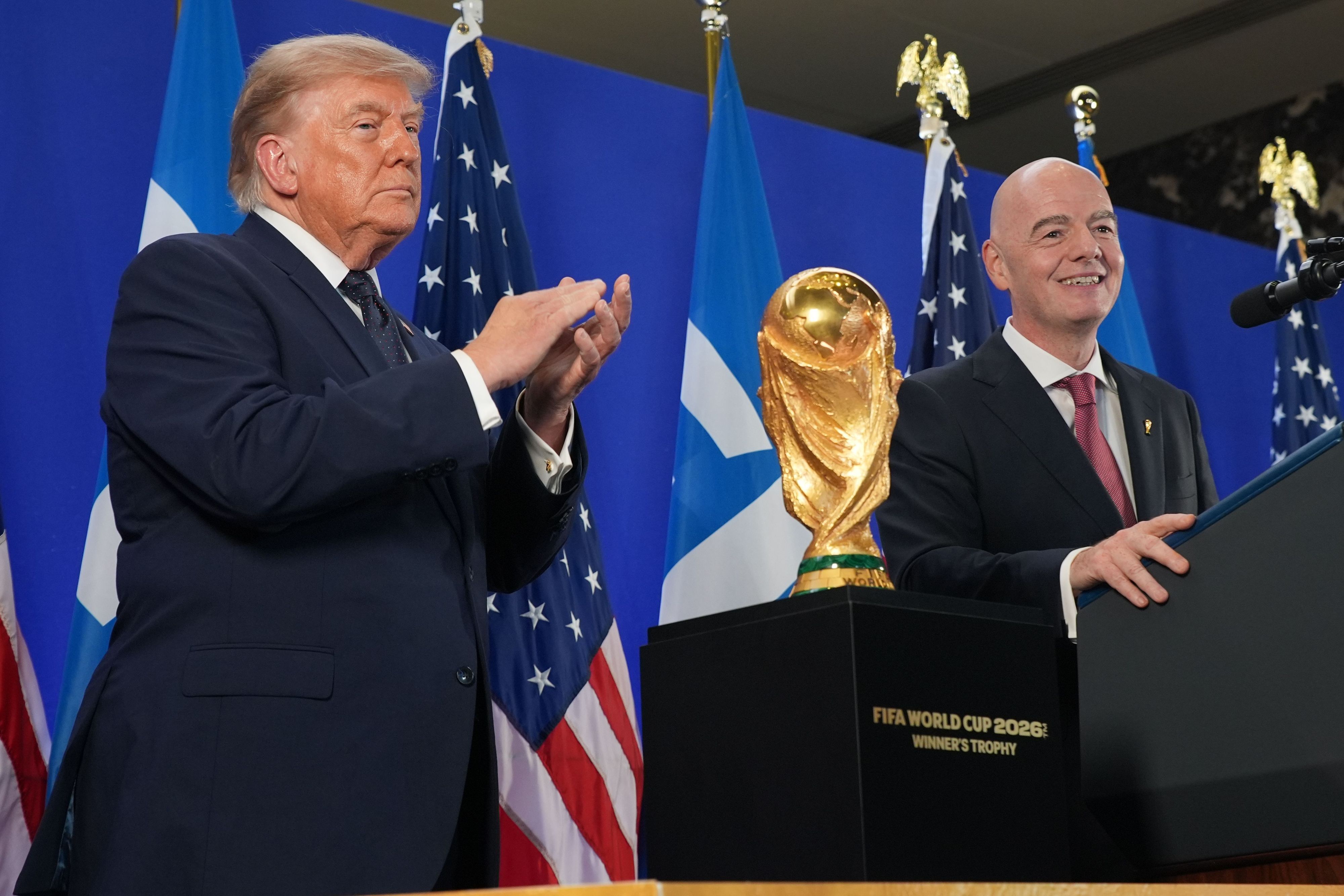 Donald Trump (l.) und Gianni Infantino mit dem Fifa-WM-Pokal im Trump Tower in New York