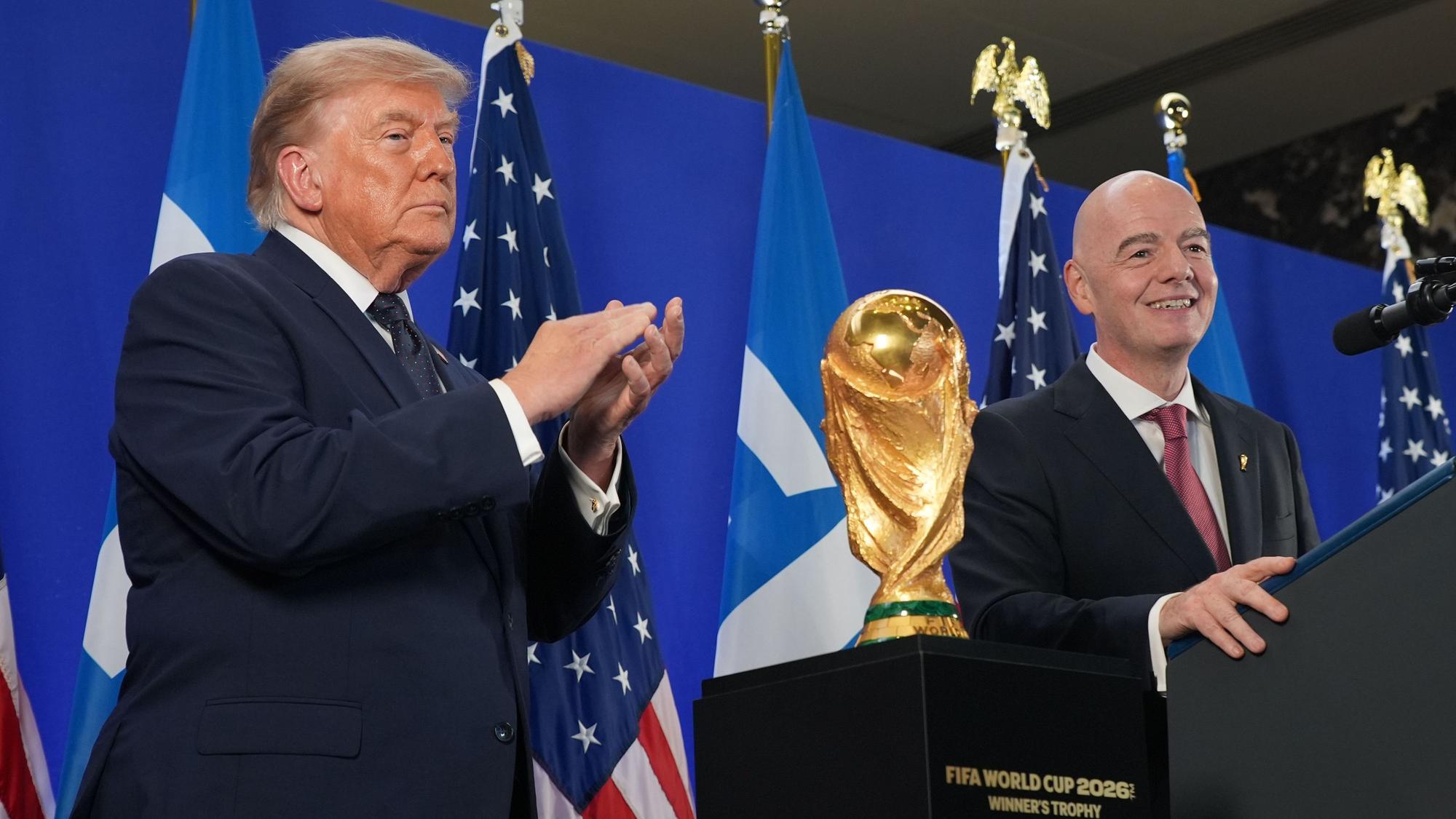 Donald Trump (l.) und Gianni Infantino mit dem Fifa-WM-Pokal im Trump Tower in New York