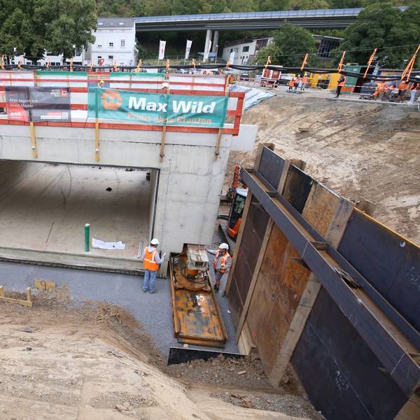 Ein großes Betontelement in einer tiefen Baugrube.