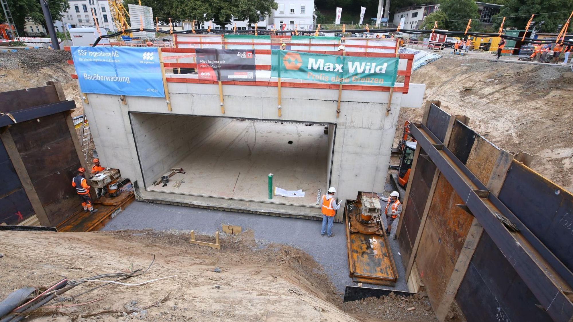 Ein großes Betontelement in einer tiefen Baugrube.