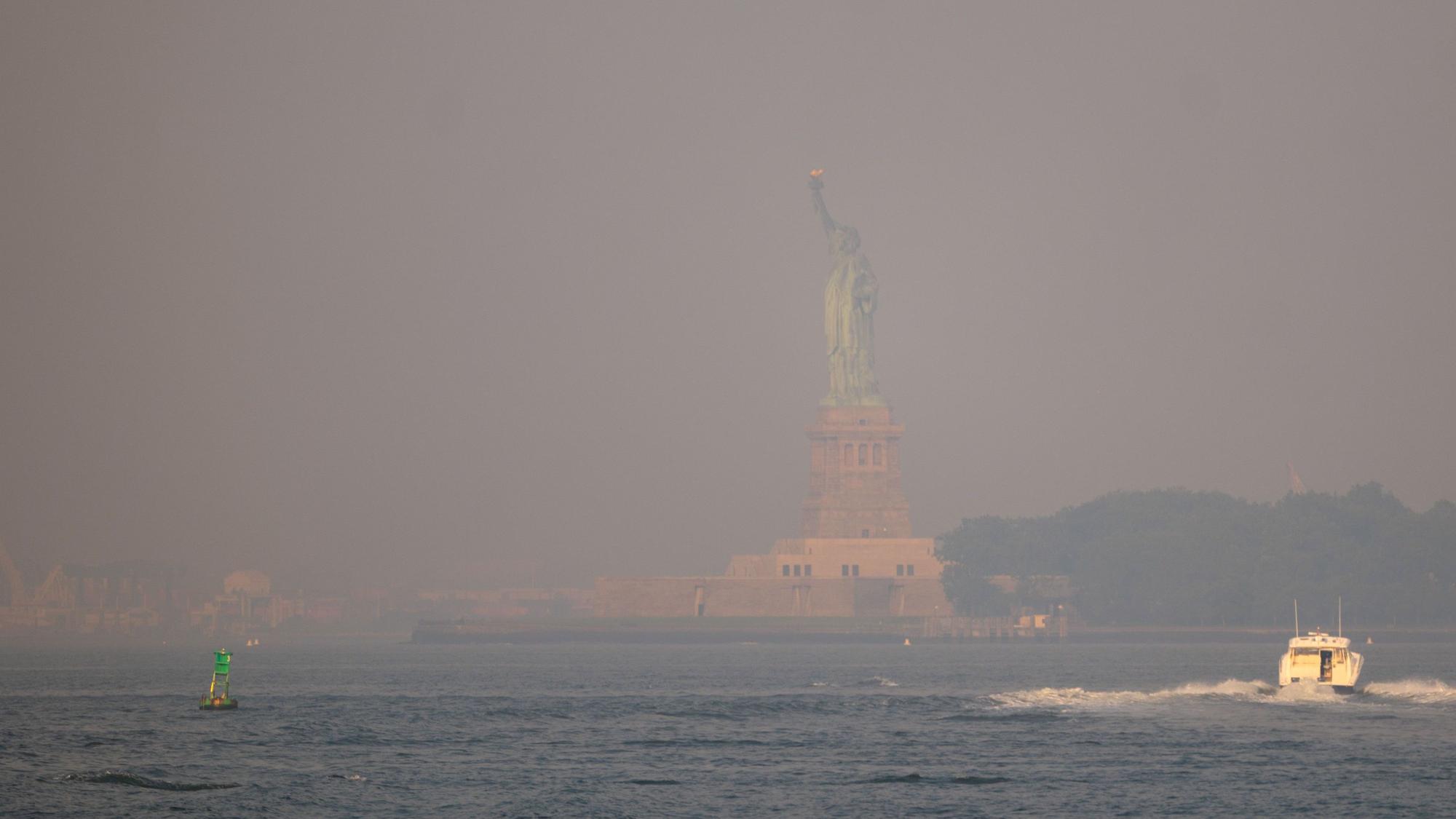 Rauch verhüllt die Freiheitsstatue in New York.