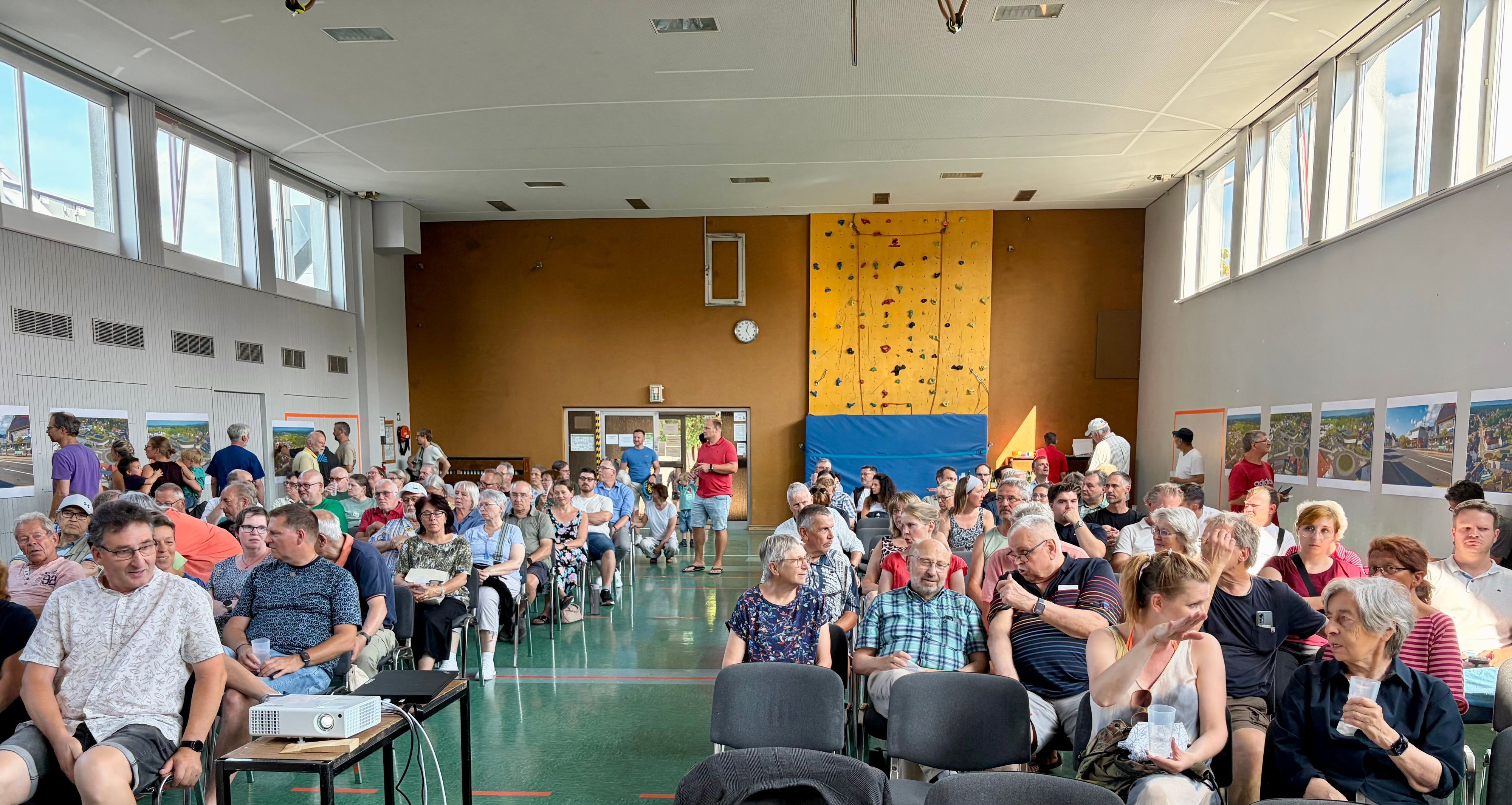 Blick in die Sporthalle der Ernst-Moritz-Arndt-Schule bei der Bürgerversammlung zu Lidl in Hilgen