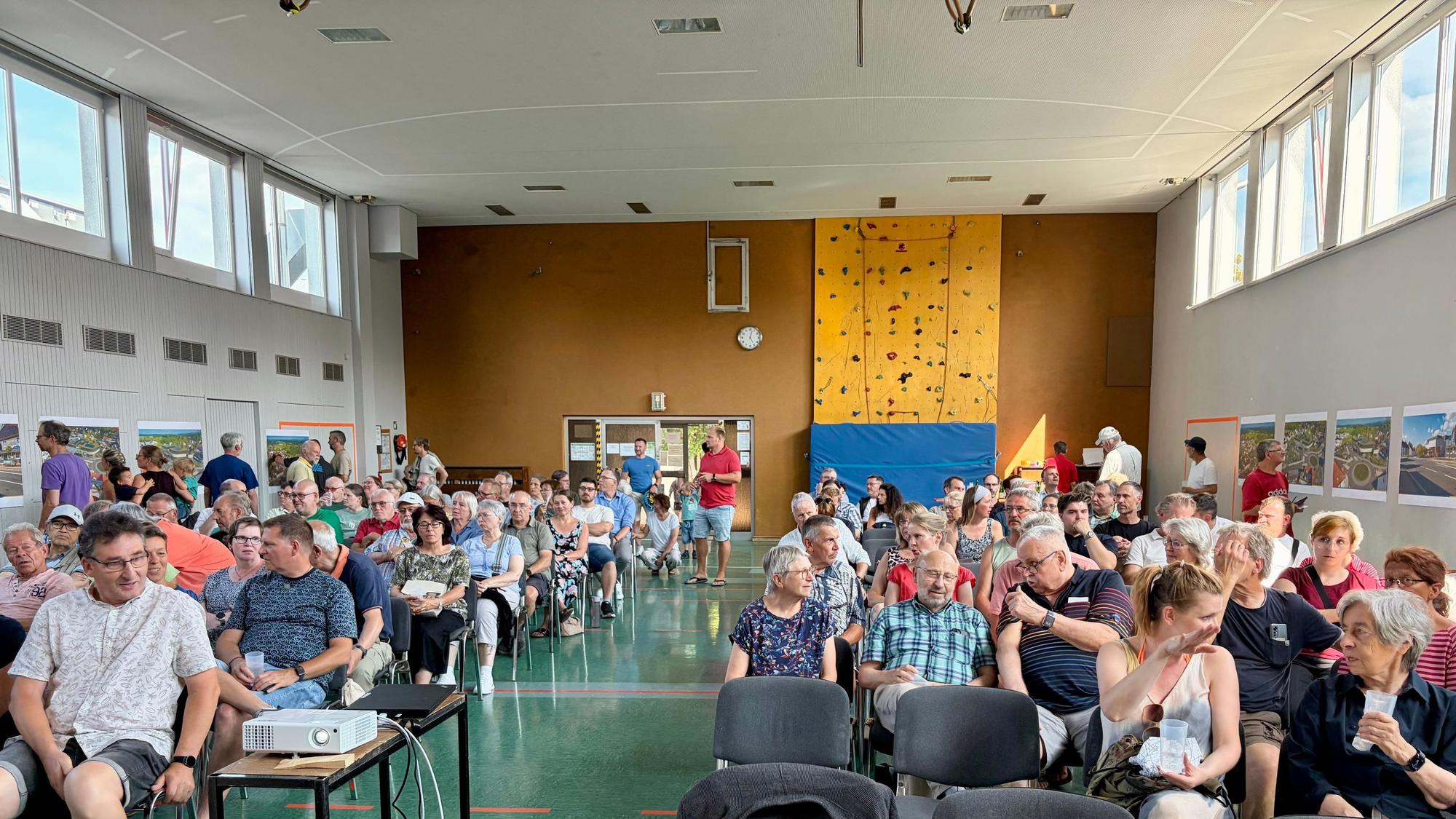 Blick in die Sporthalle der Ernst-Moritz-Arndt-Schule bei der Bürgerversammlung zu Lidl in Hilgen