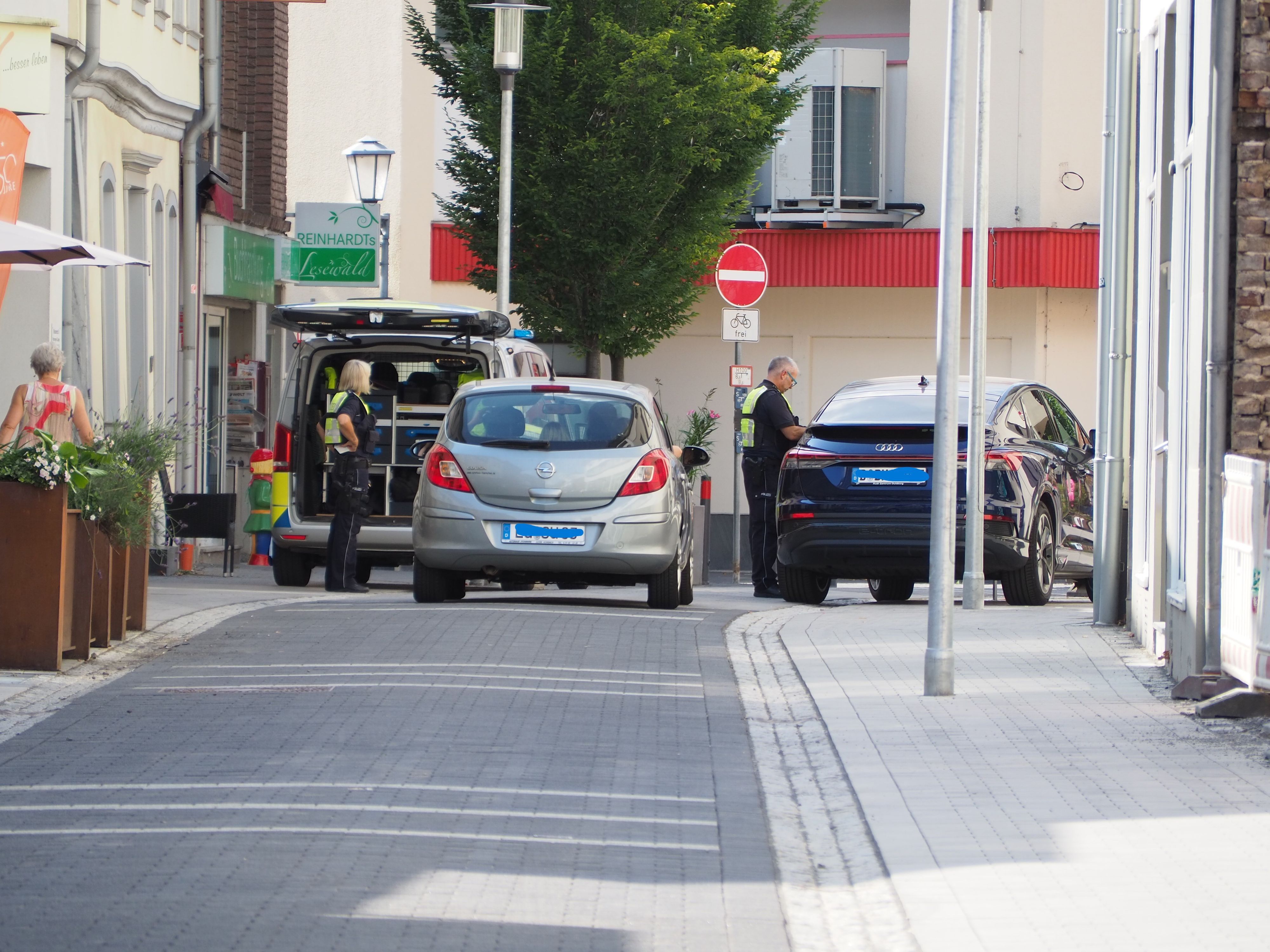 Die Polizei hat zwei Autos angehalten, die durch die Fußgängerzone gefahren sind.