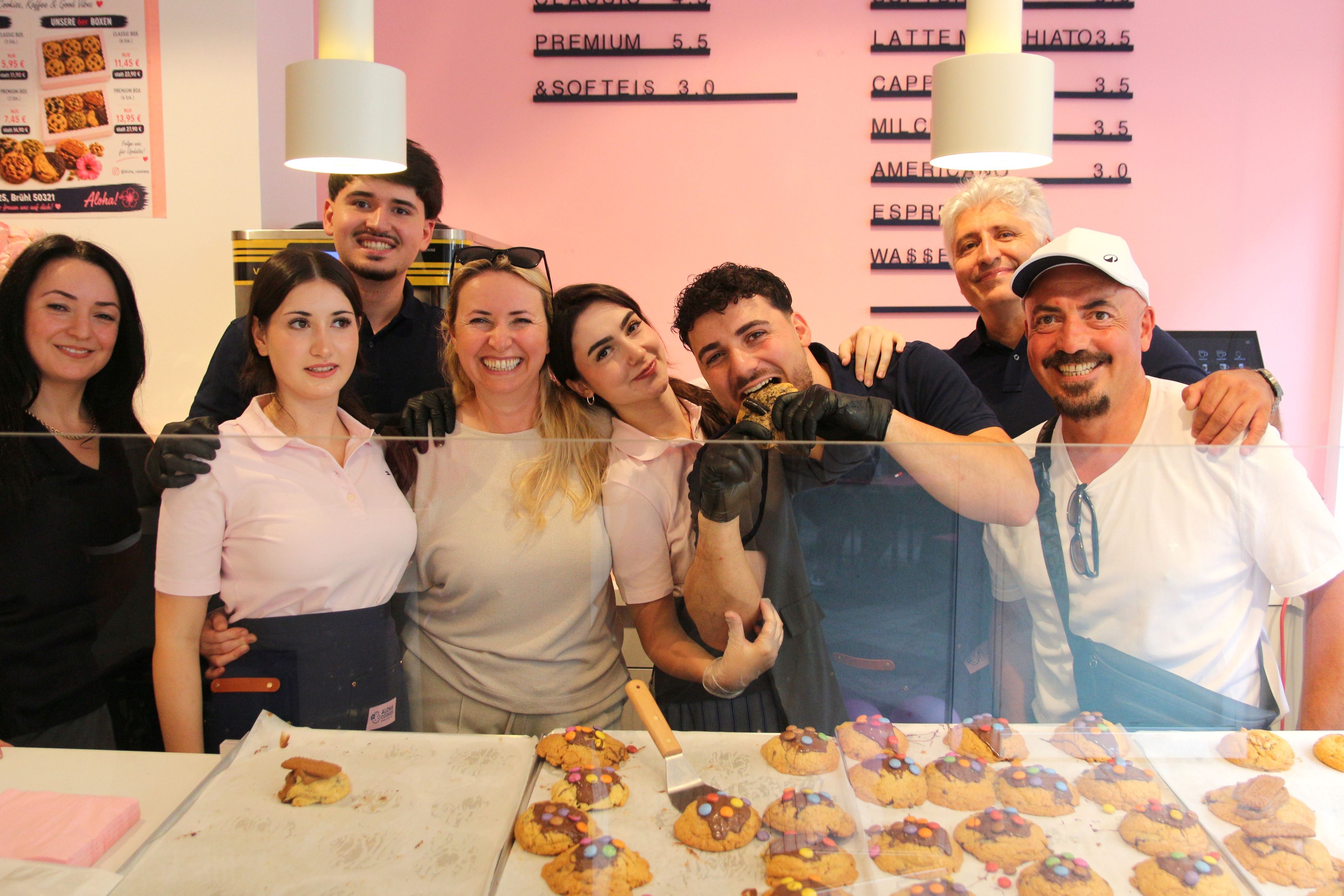 Zu sehen sind Dilek Aydin und ihr Team.