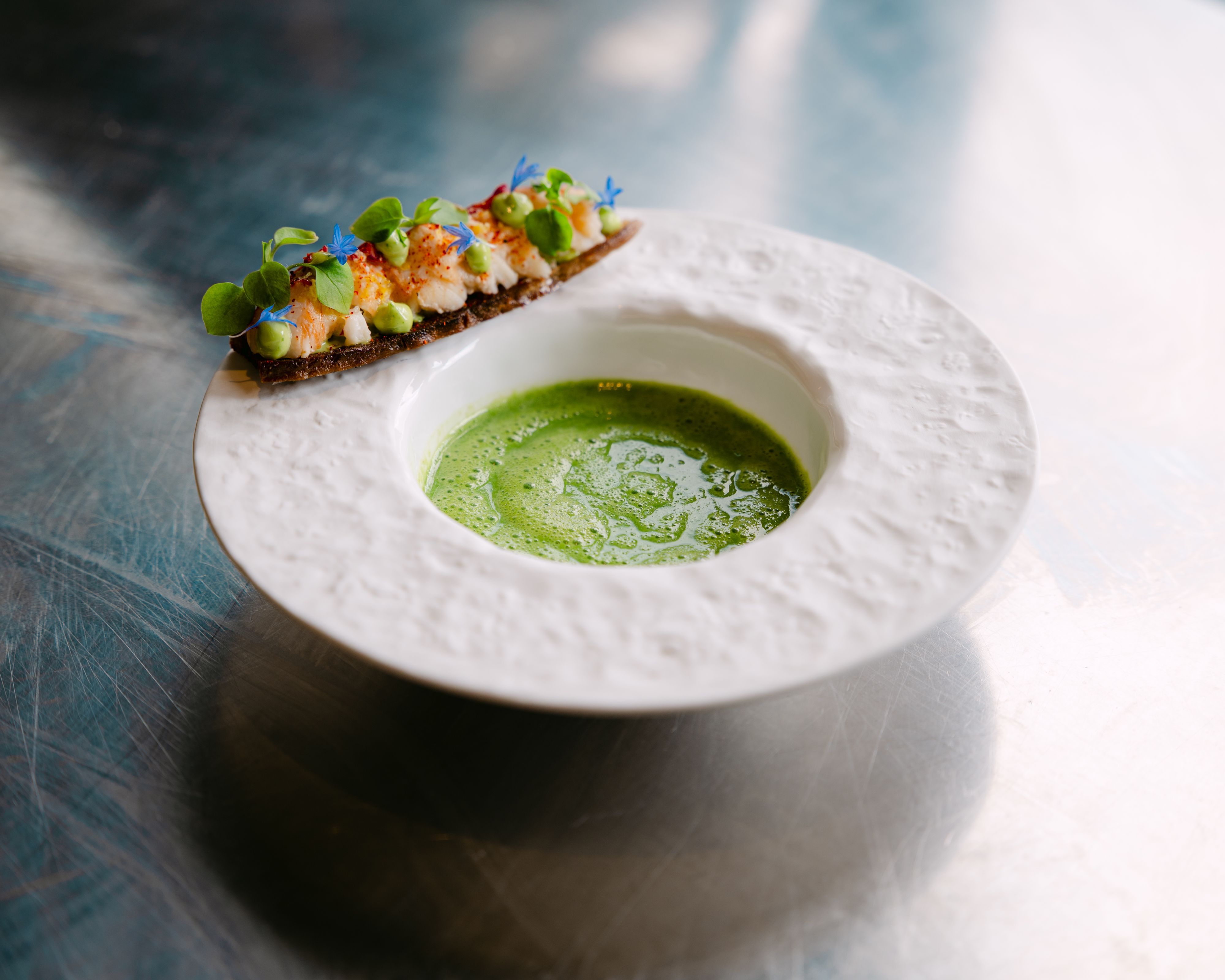 Grüne Gazpacho mit Jalapeño und Hummer-Crostini