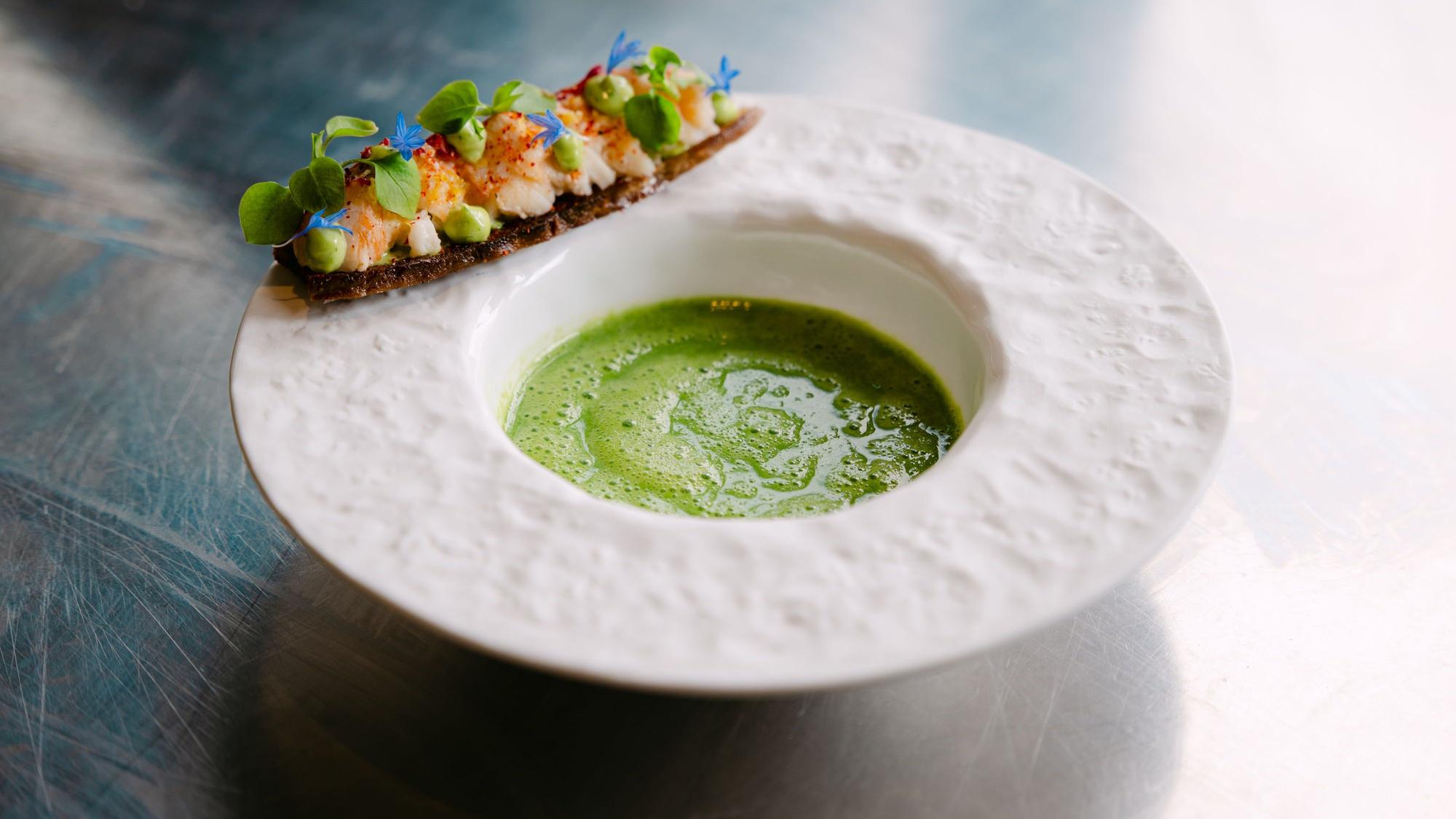 Grüne Gazpacho mit Jalapeño und Hummer-Crostini