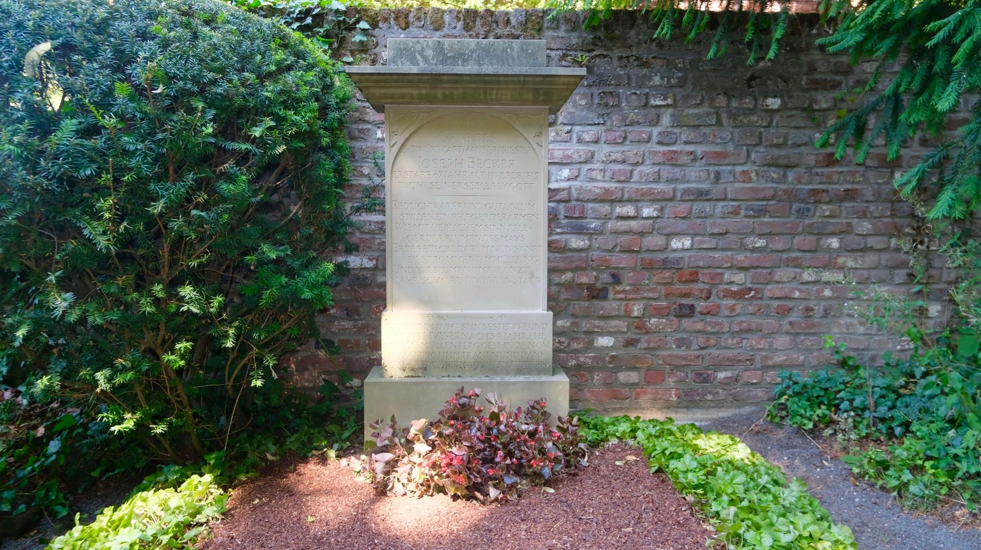Ein Grab mit großer steinerner Säule ist zu sehen.