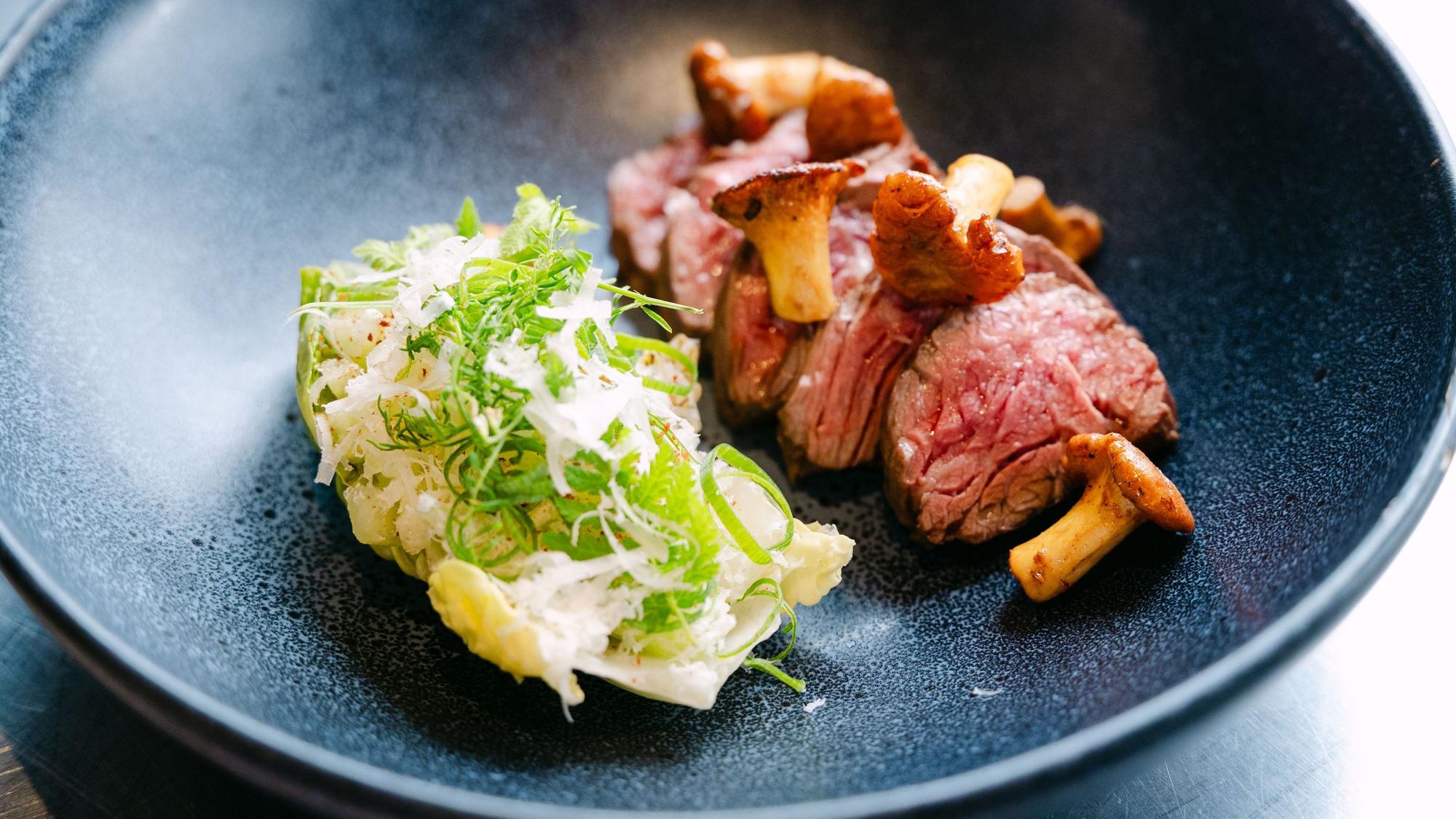 Gebratenes Onglet mit Melone und Pfifferlingen
