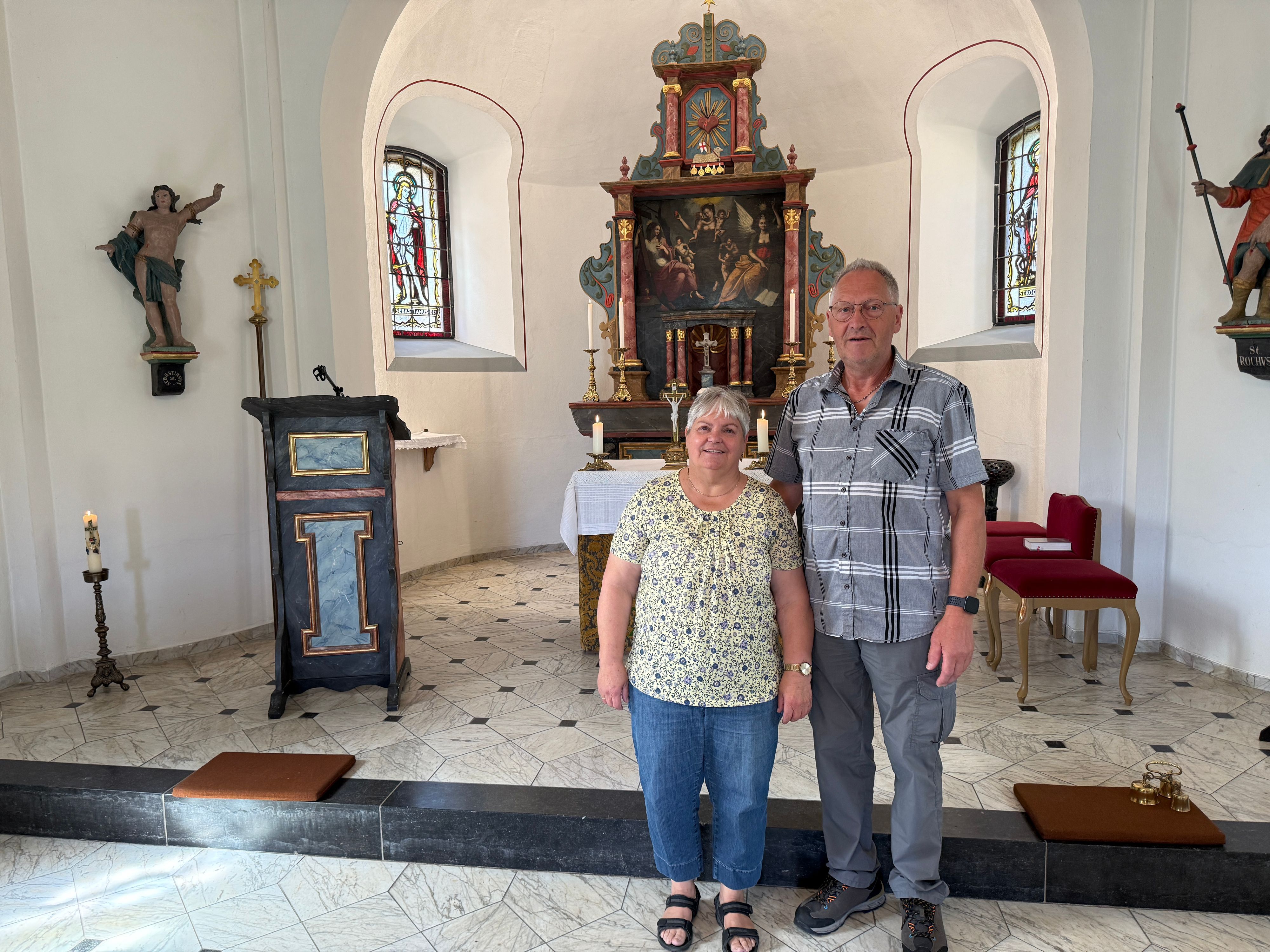 Hans-Alo Höller und seine Frau Marlene in „ihrem“ Schmuckkästchen, der St. Rochus- und St. Sebastianus-Kapelle in Lindlar-Schmitzhöhe.