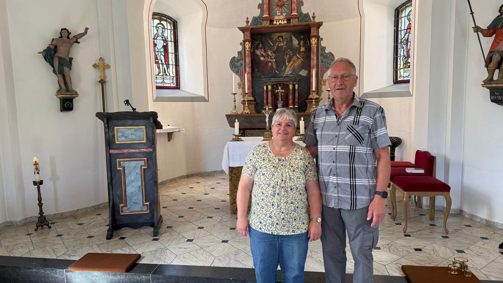 Hans-Alo Höller und seine Frau Marlene in „ihrem“ Schmuckkästchen, der St. Rochus- und St. Sebastianus-Kapelle in Lindlar-Schmitzhöhe.
