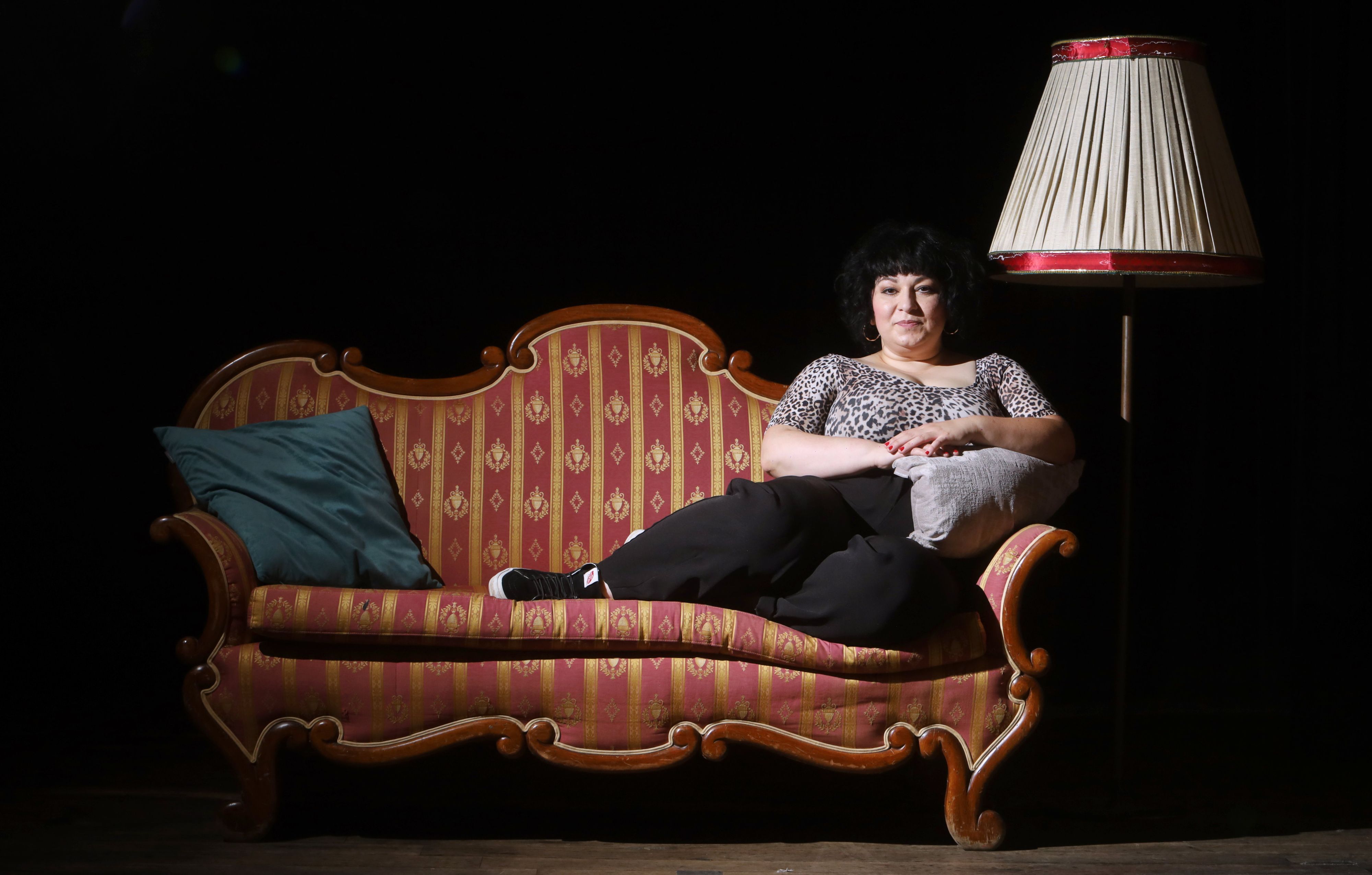 08.07.2026, Köln: Das Senftöpfchen-Theater erinnert mit der Trude-Herr-Revue an das „kölsche Original“ und widmet der begnadeten Komödiantin 20 Gastspieltage im September 2027.  Tanja Bahmani spielt Trude. Foto: Arton Krasniqi