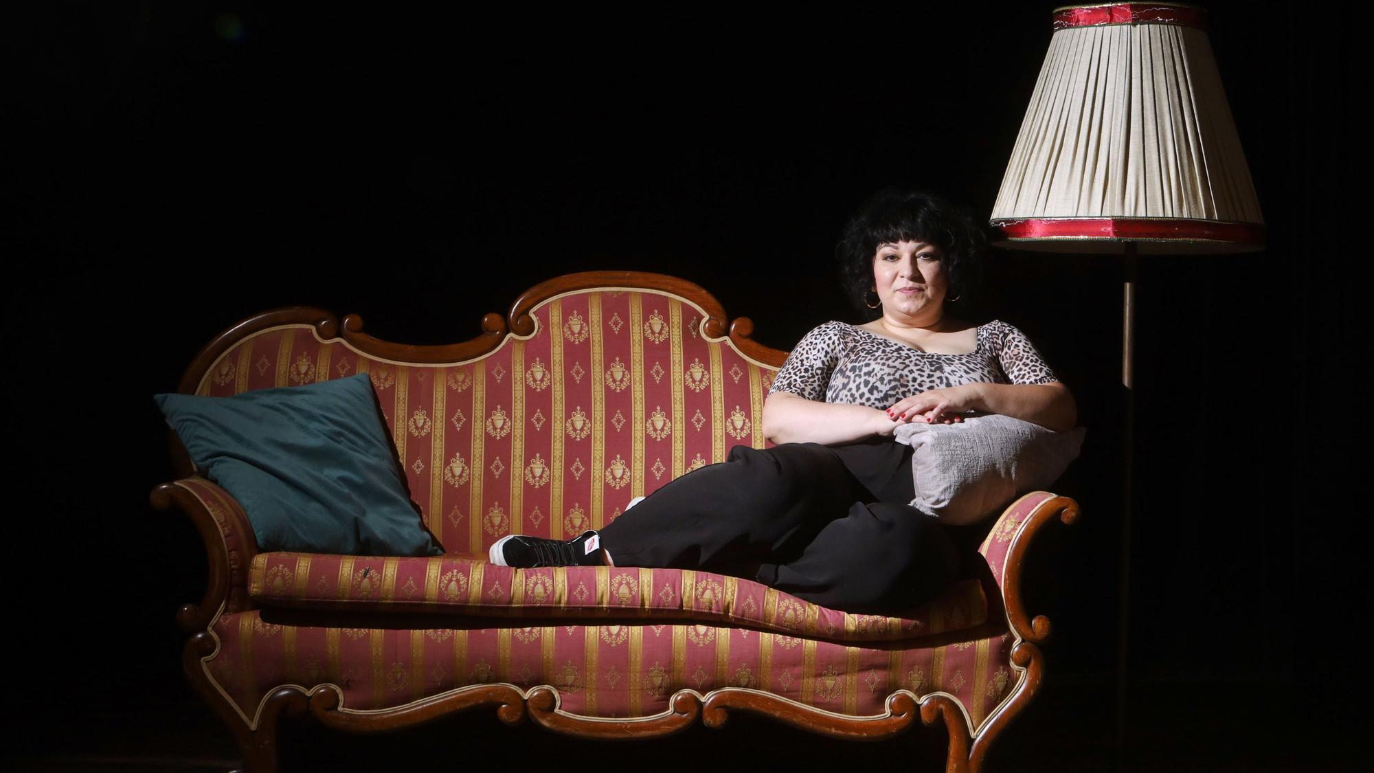 08.07.2026, Köln: Das Senftöpfchen-Theater erinnert mit der Trude-Herr-Revue an das „kölsche Original“ und widmet der begnadeten Komödiantin 20 Gastspieltage im September 2027. Tanja Bahmani spielt Trude. Foto: Arton Krasniqi