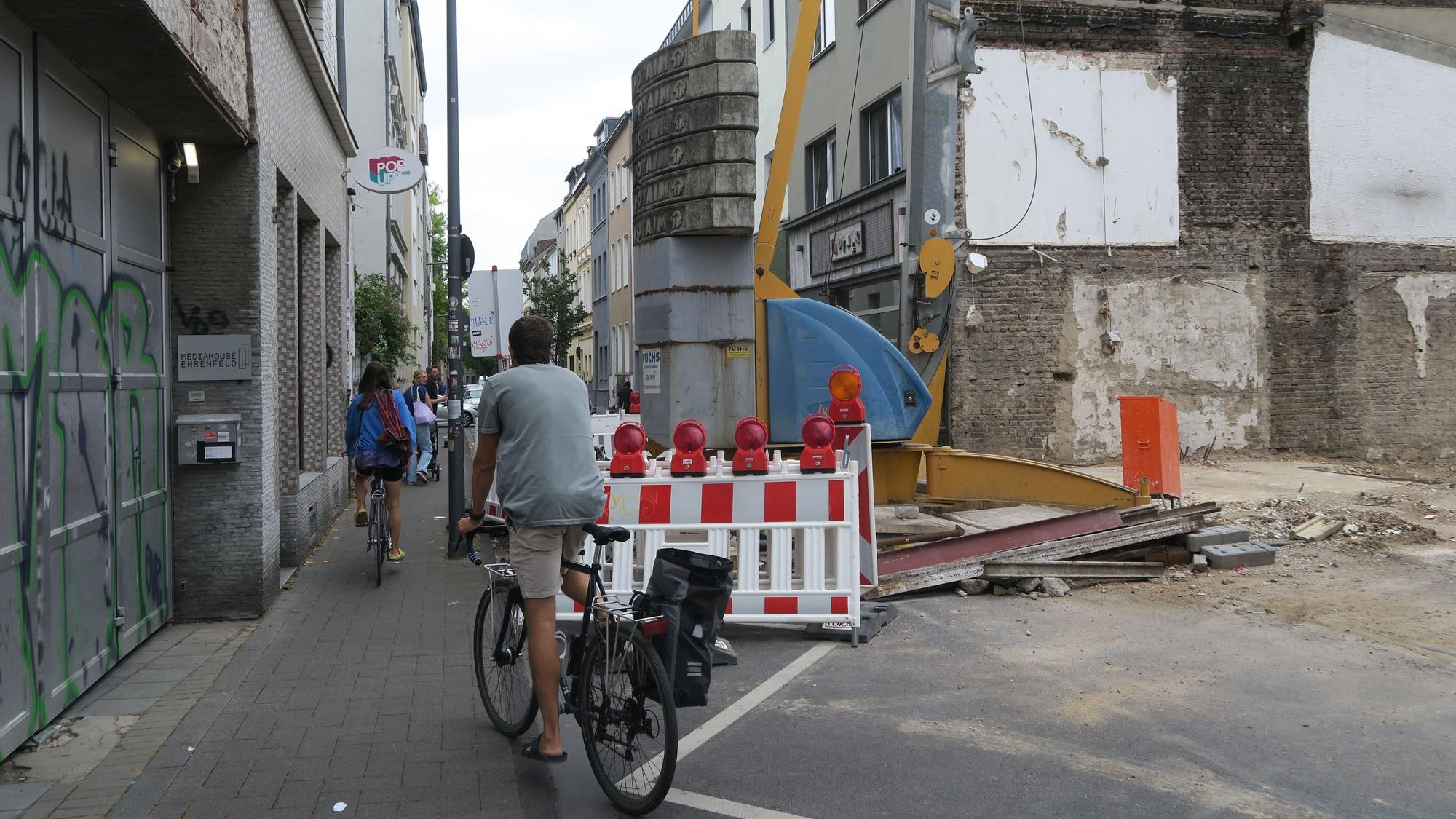 Potenzielle Gefahr am Engpass: Nur eine kleine Minderheit der Zweiradfahrer steigt an der Baustelle aus dem Sattel.