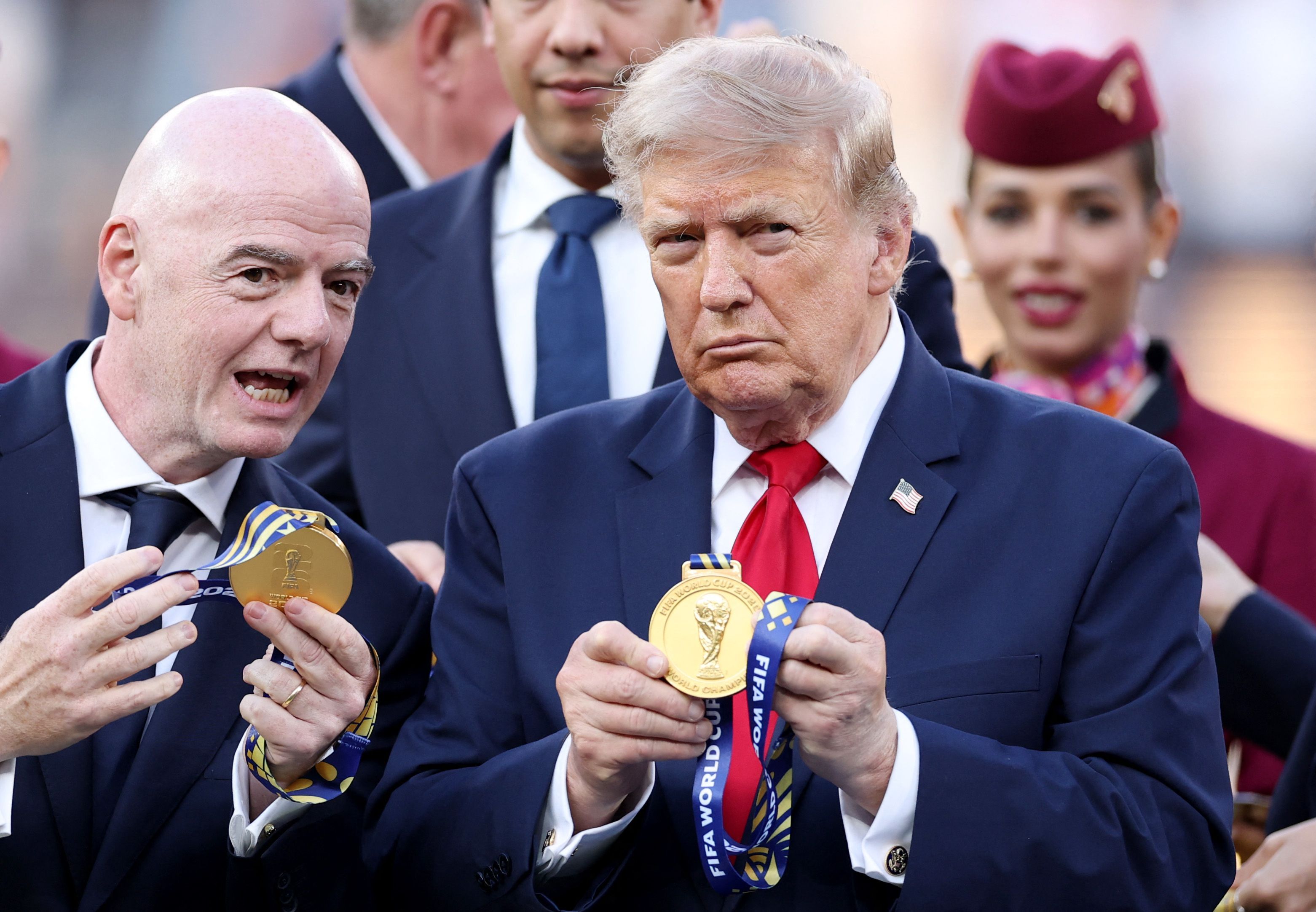 Donald Trump steht nach dem Finale der WM 2026 neben Gianni Infantino.