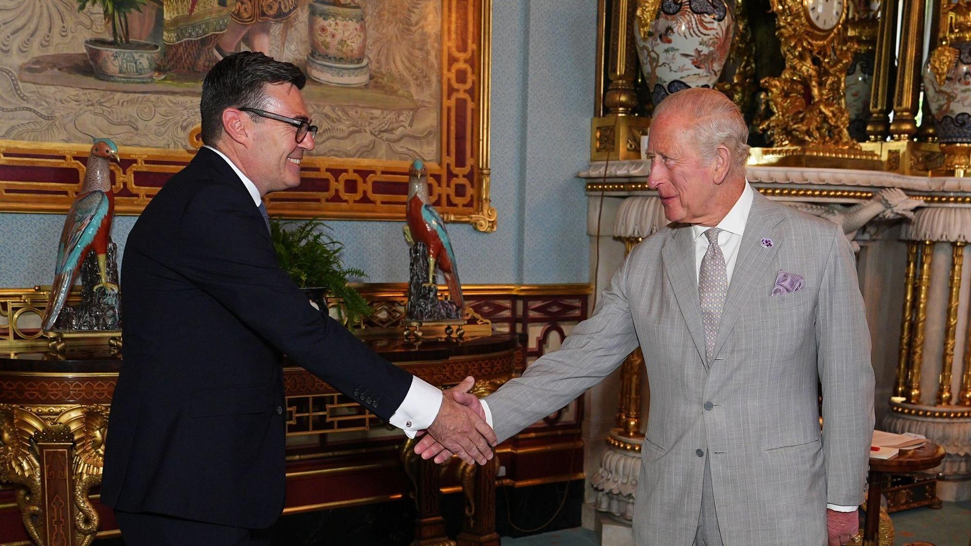 Der neue britische Premierminister Andy Burnham (l.) mit König Charles III.