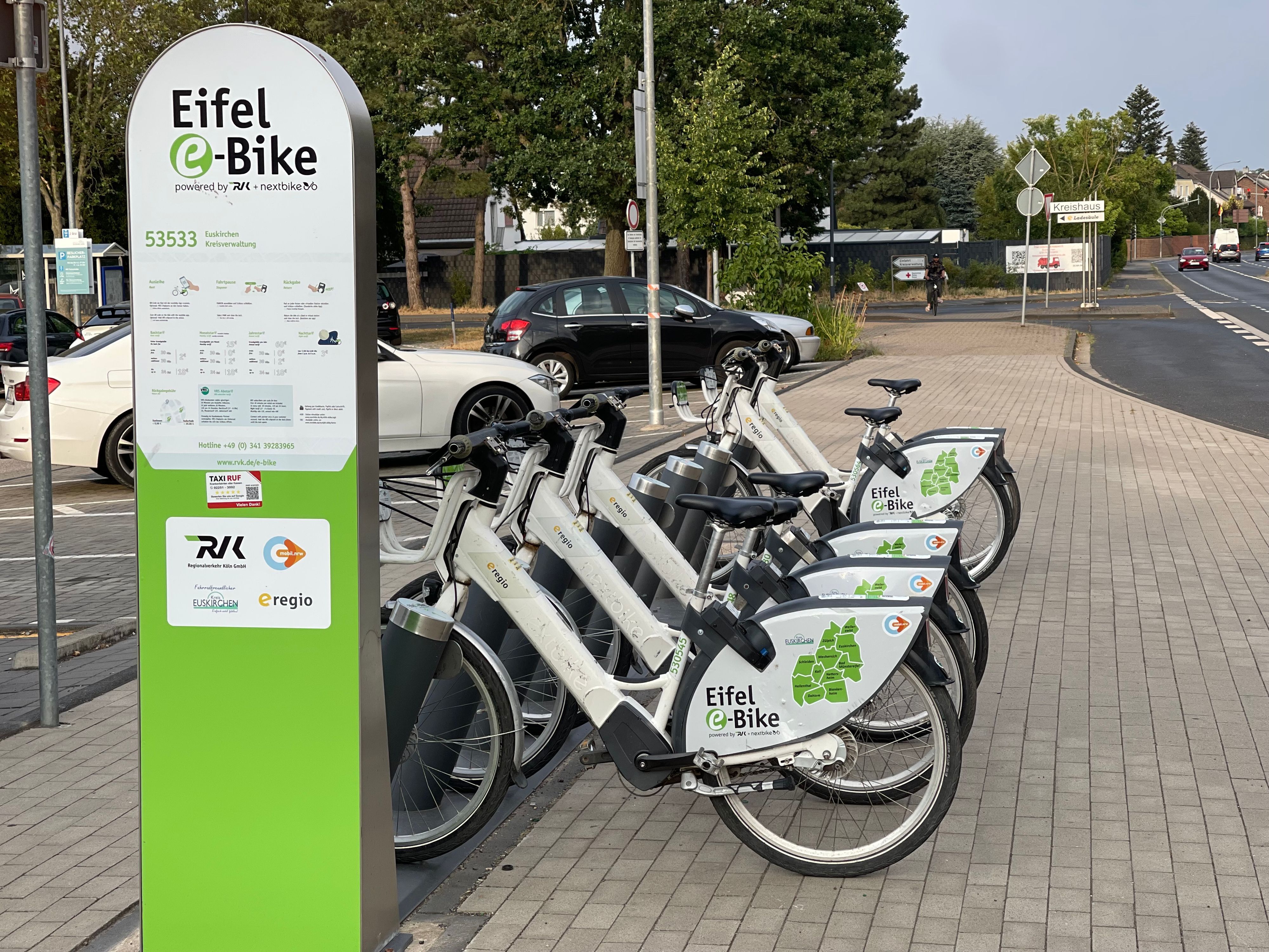 An der Verleihstation stehen fünf Fahrräder neben einer Infosäule.