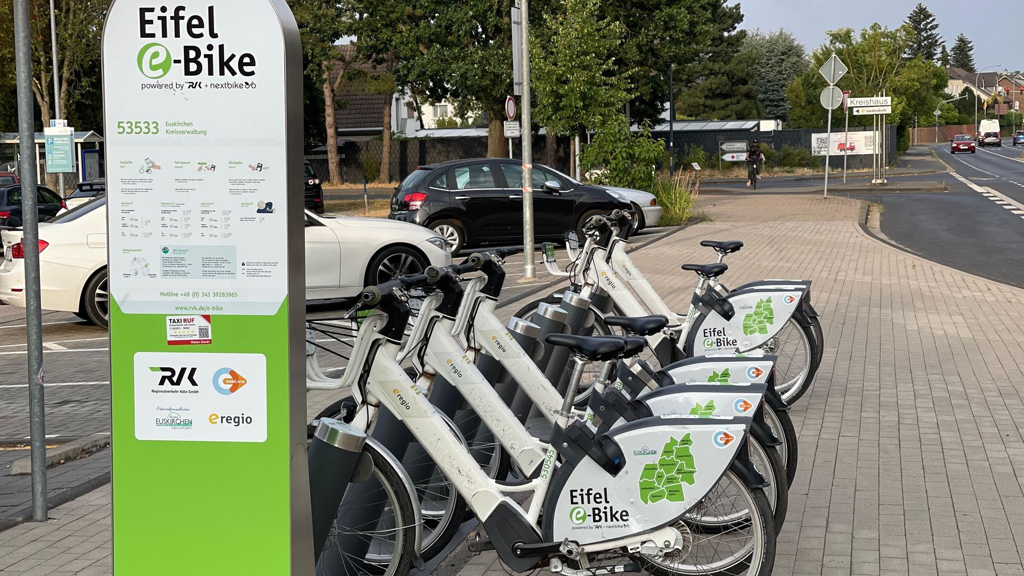 An der Verleihstation stehen fünf Fahrräder neben einer Infosäule.