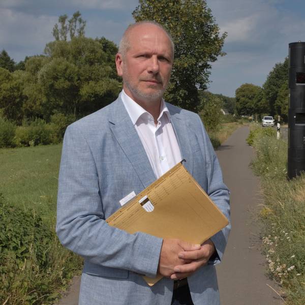 Das Foto zeigt Rechtsanwalt Volker Steffen aus Nümbrecht-Niederbröl vor dem fest installierten
Blitzer an der Landesstraße 339.