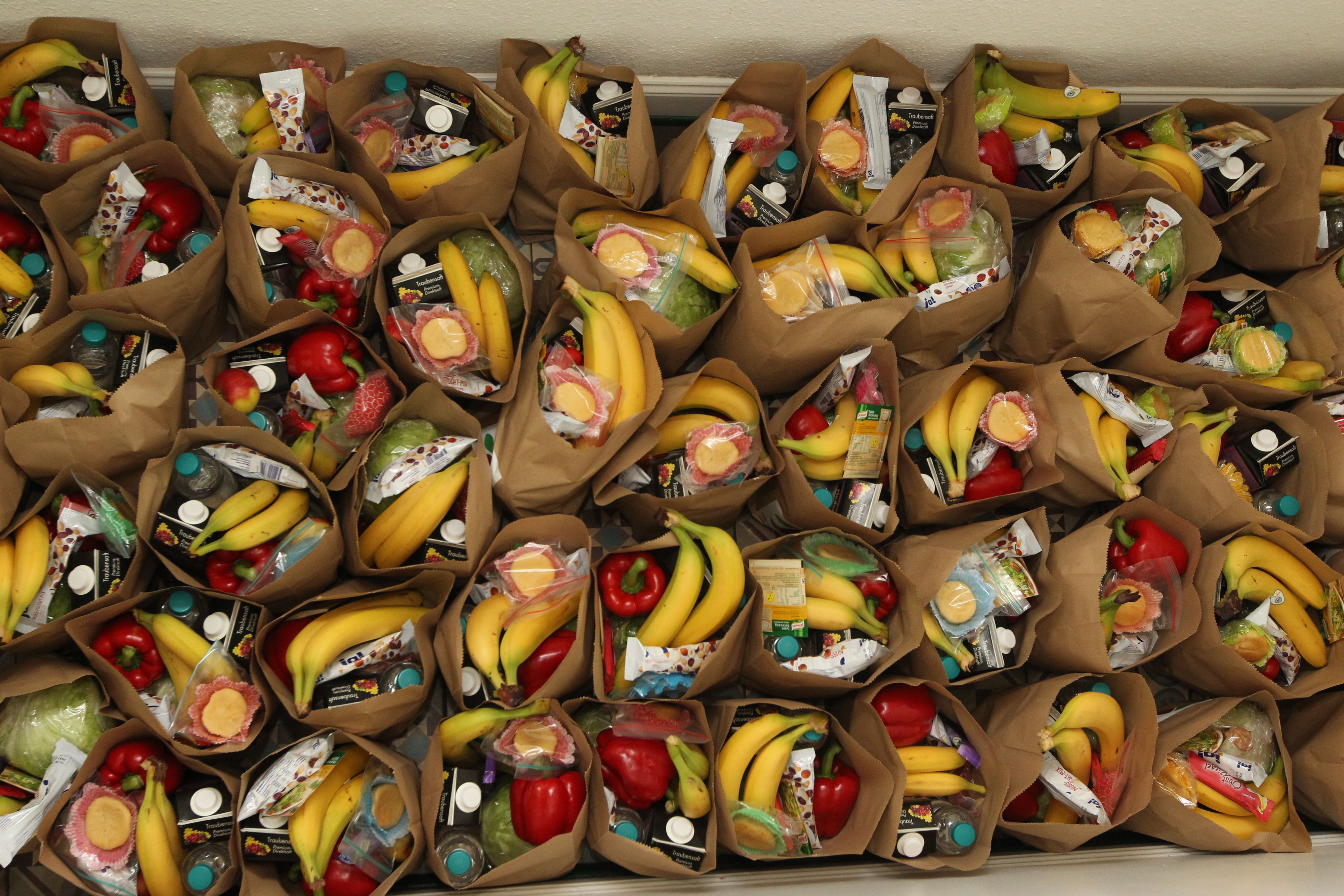 Gepackte Lebensmittel-Tüten des Obstkäppchen-Projekts in Hennef. (Archivbild)