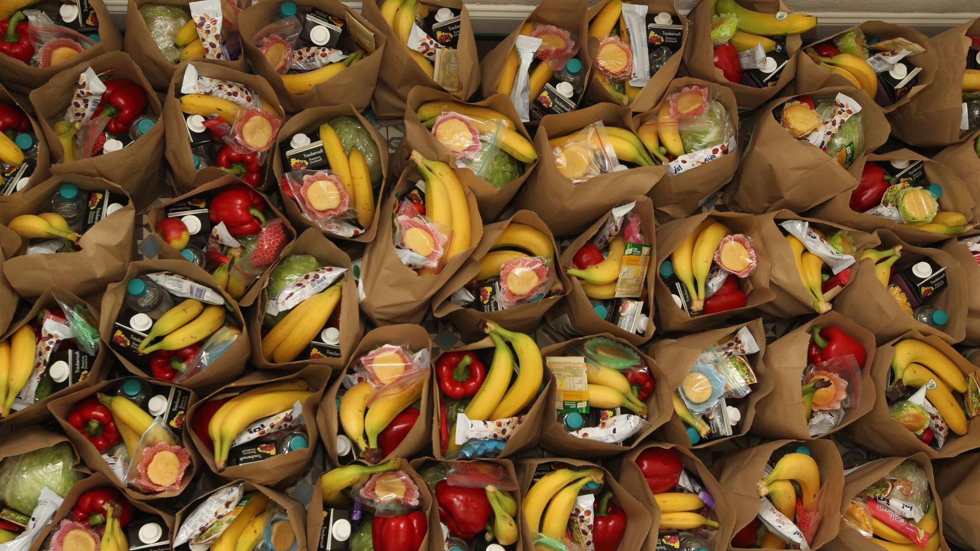 Gepackte Lebensmittel-Tüten des Obstkäppchen-Projekts in Hennef. (Archivbild)