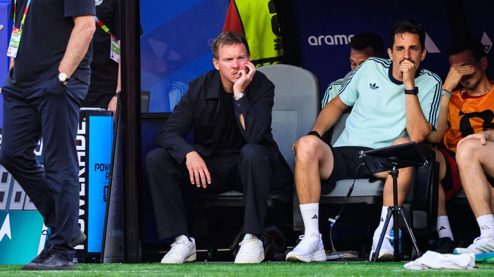 Julian Nagelsmann sitzt nach einer Niederlage enttäuscht auf der Bank.