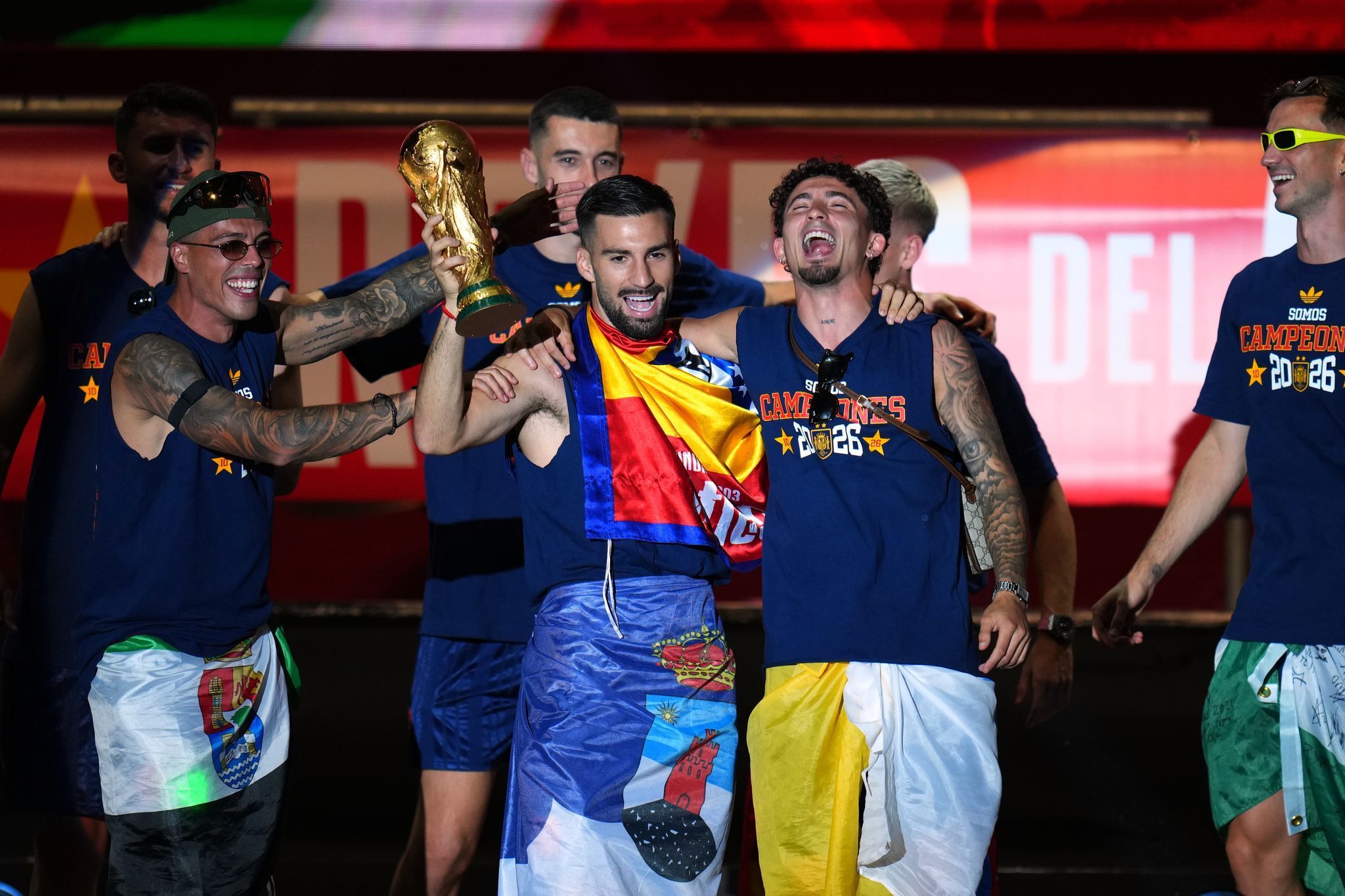 Mit überschwänglicher Freude feierten die frisch gekrönten Weltmeister mit mehr als 100.000 Fans auf dem Cibeles-Platz in Madrid und reckten stolz den WM-Pokal in die Höhe.