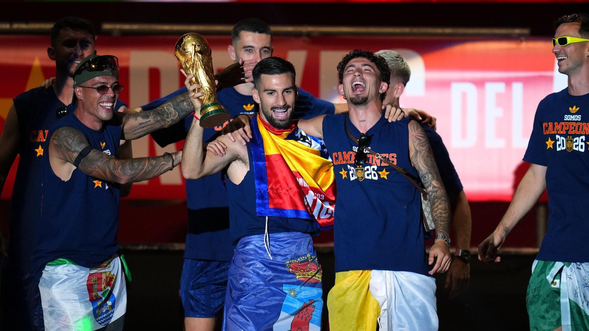 Mit überschwänglicher Freude feierten die frisch gekrönten Weltmeister mit mehr als 100.000 Fans auf dem Cibeles-Platz in Madrid und reckten stolz den WM-Pokal in die Höhe.